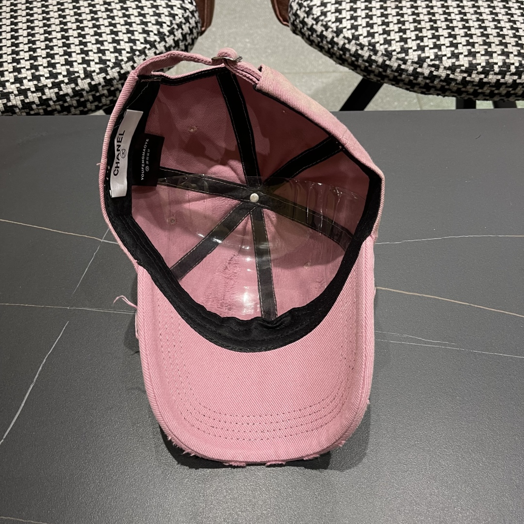  香奈儿Chanel新款做旧破洞棒球帽当下爆热的色系-街头感十足！Get上你们的男朋友，一起cool