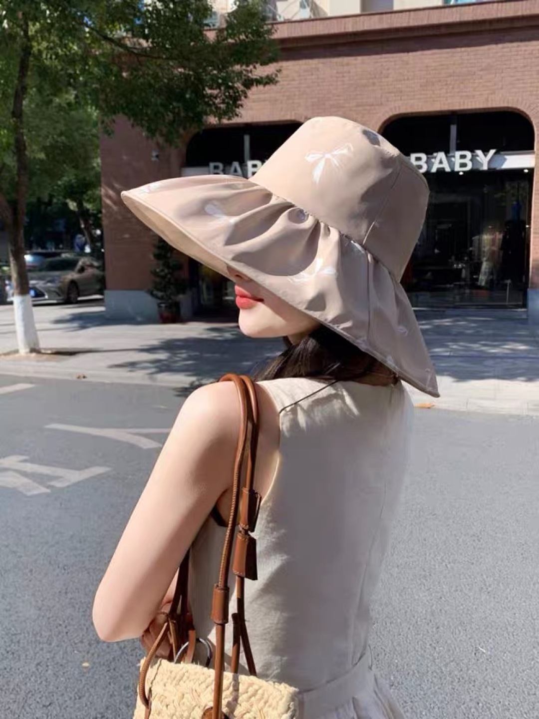 【DIOR迪奥】韩系帽子户外黑胶防晒帽女夏防紫外线遮阳帽
显脸小百搭大檐渔夫帽