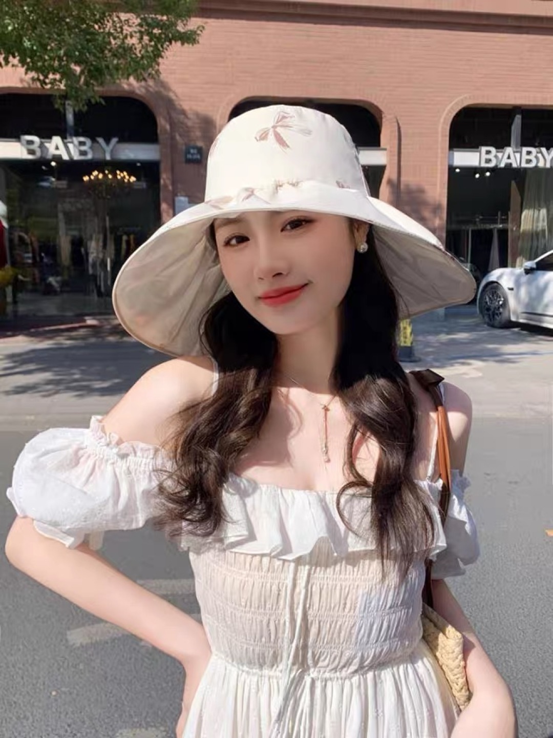 【DIOR迪奥】韩系帽子户外黑胶防晒帽女夏防紫外线遮阳帽
显脸小百搭大檐渔夫帽