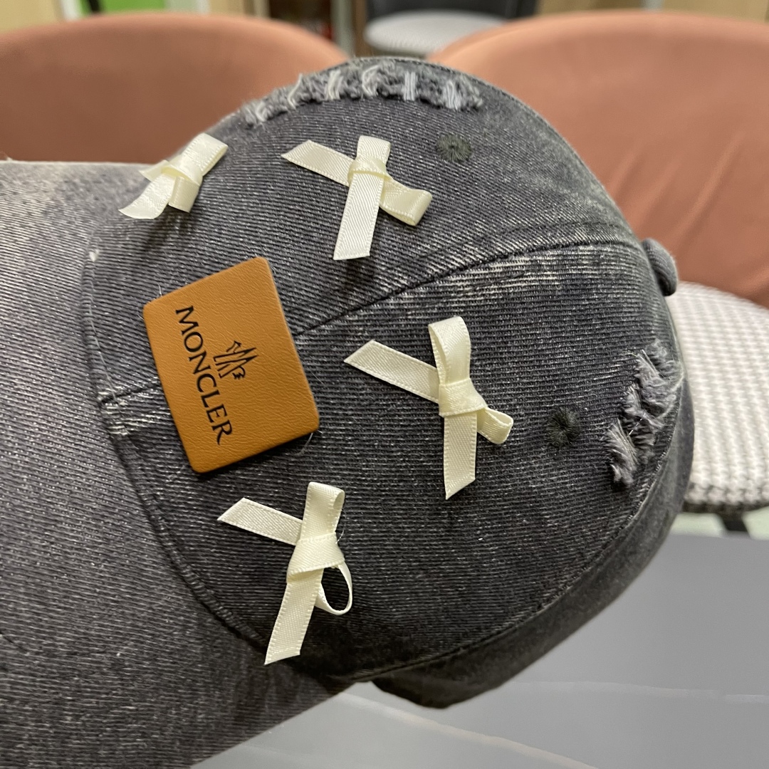  Moncler蒙口 水洗牛仔裤破洞蝴蝶结棒球帽2025春新款，防晒复古百搭鸭舌帽子男潮