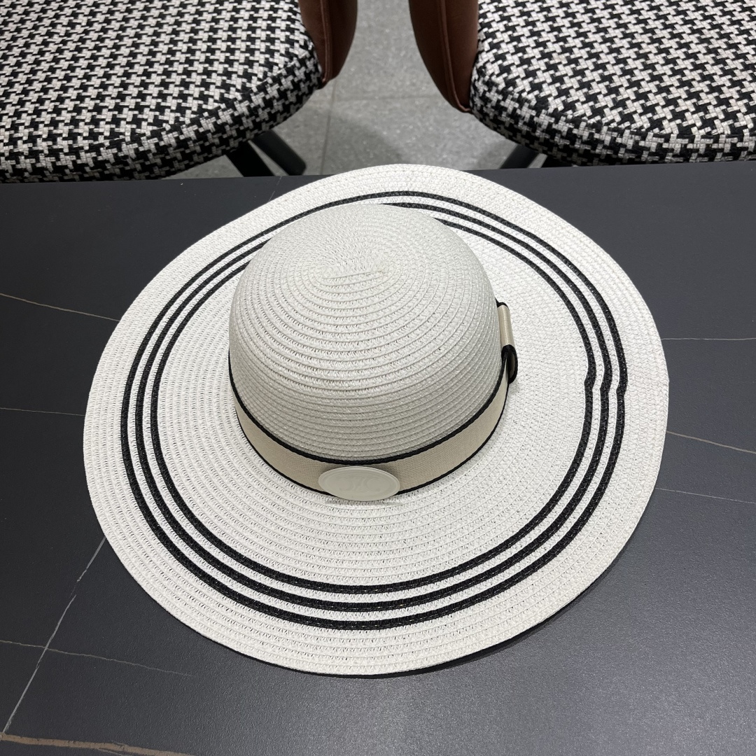  赛琳celine～新款大檐遮阳防晒草帽
炎炎夏日出街必备防晒单品，
海边约起也妥妥滴，透气棉四季可佩戴