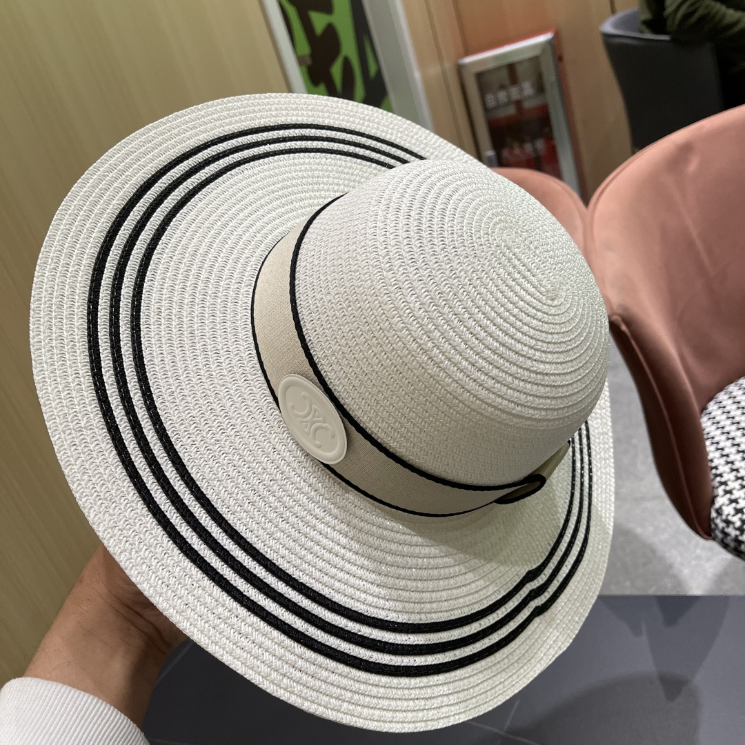  赛琳celine～新款大檐遮阳防晒草帽
炎炎夏日出街必备防晒单品，
海边约起也妥妥滴，透气棉四季可佩戴
