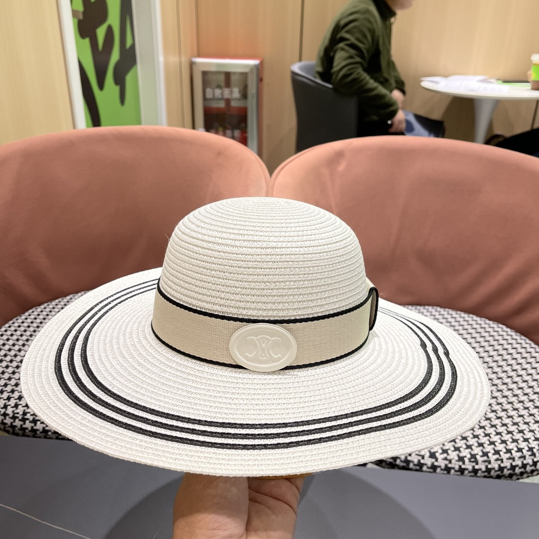  赛琳celine～新款大檐遮阳防晒草帽
炎炎夏日出街必备防晒单品，
海边约起也妥妥滴，透气棉四季可佩戴