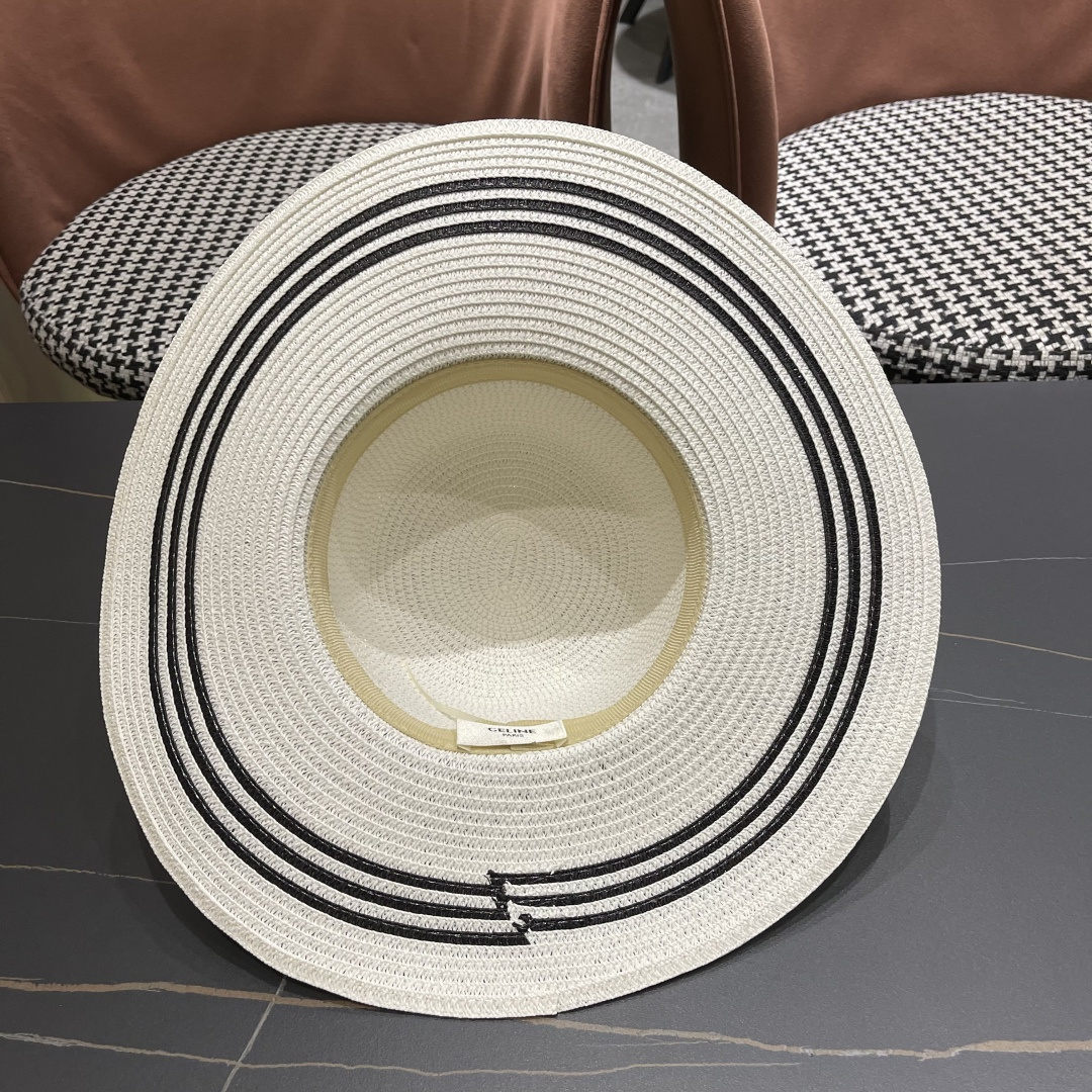 赛琳celine～新款大檐遮阳防晒草帽
炎炎夏日出街必备防晒单品，
海边约起也妥妥滴，透气棉四季可佩戴