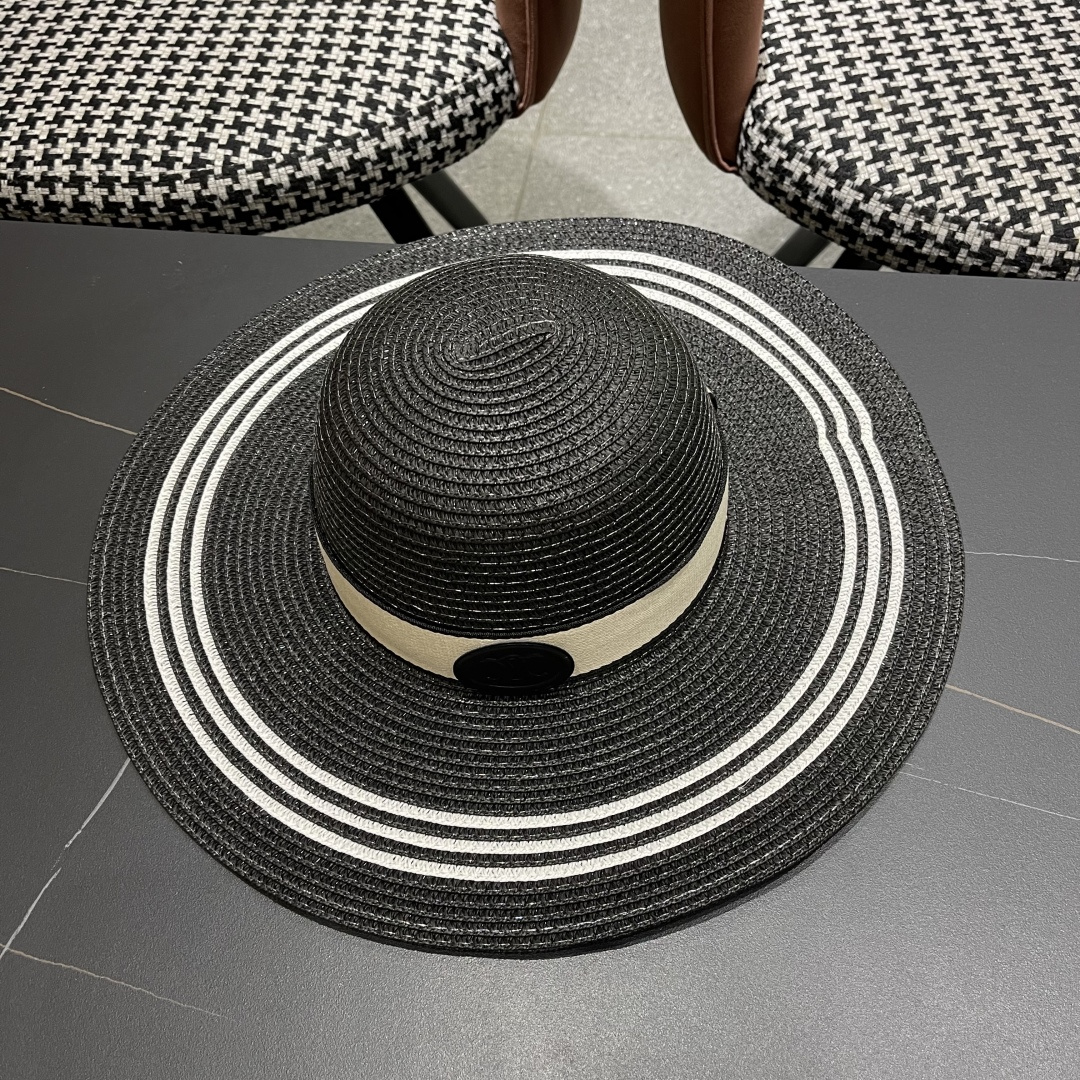  赛琳celine～新款大檐遮阳防晒草帽
炎炎夏日出街必备防晒单品，
海边约起也妥妥滴，透气棉四季可佩戴