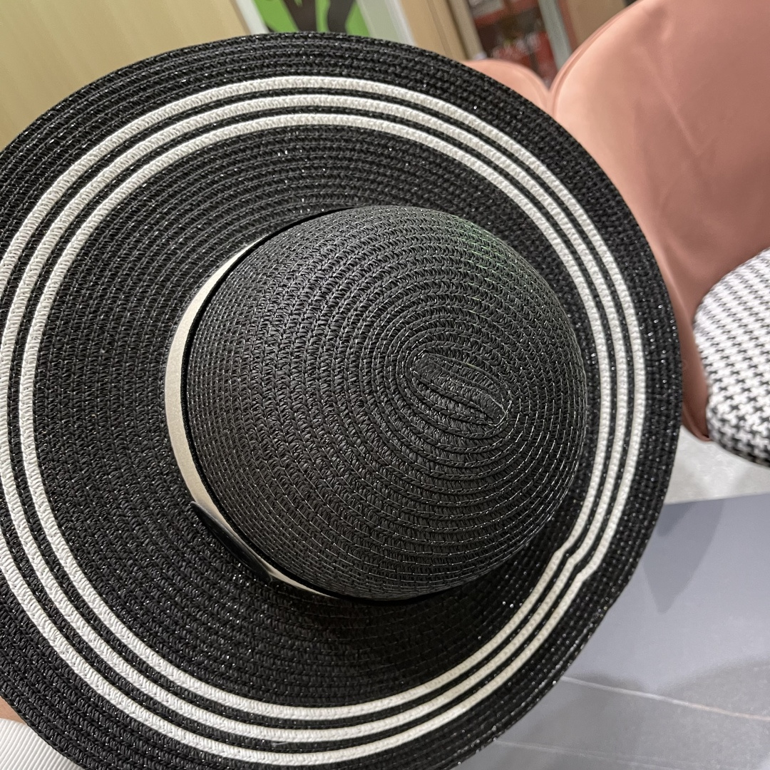  赛琳celine～新款大檐遮阳防晒草帽
炎炎夏日出街必备防晒单品，
海边约起也妥妥滴，透气棉四季可佩戴