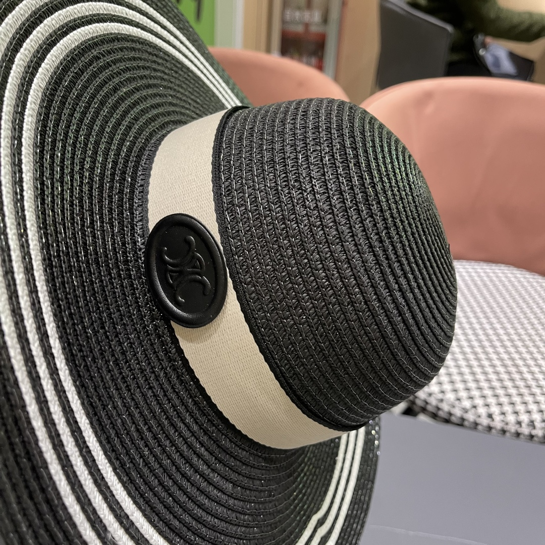  赛琳celine～新款大檐遮阳防晒草帽
炎炎夏日出街必备防晒单品，
海边约起也妥妥滴，透气棉四季可佩戴