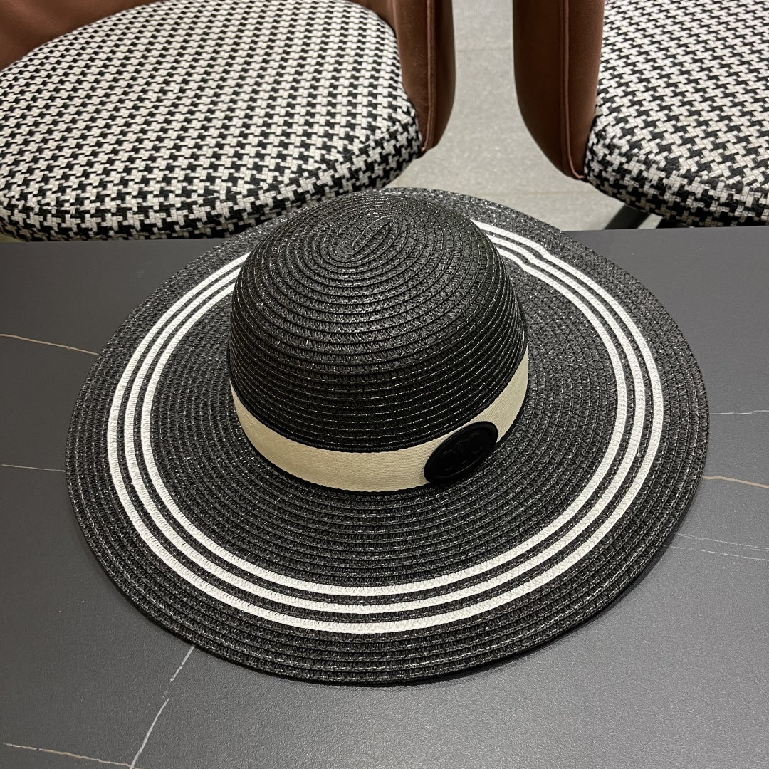  赛琳celine～新款大檐遮阳防晒草帽
炎炎夏日出街必备防晒单品，
海边约起也妥妥滴，透气棉四季可佩戴