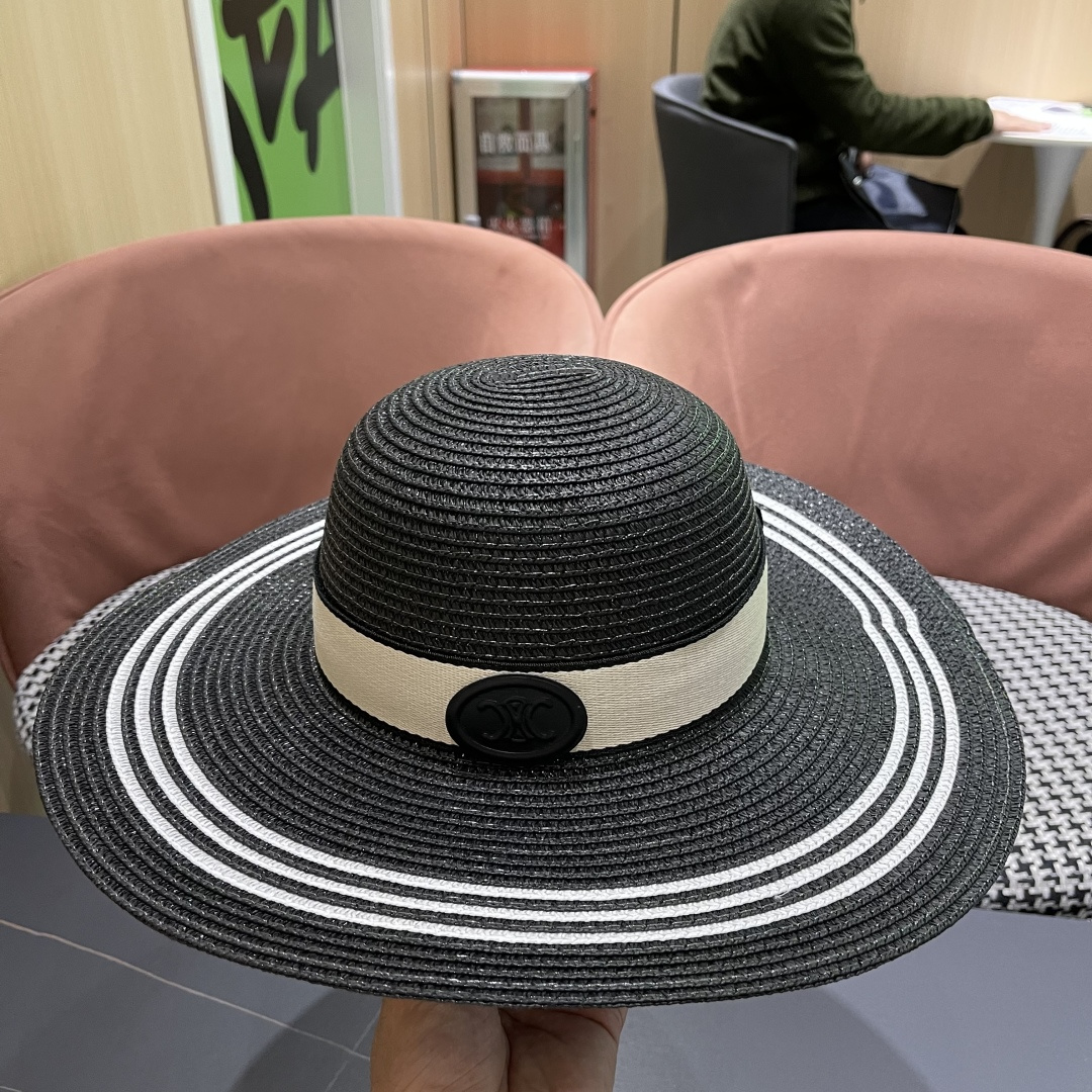  赛琳celine～新款大檐遮阳防晒草帽
炎炎夏日出街必备防晒单品，
海边约起也妥妥滴，透气棉四季可佩戴
