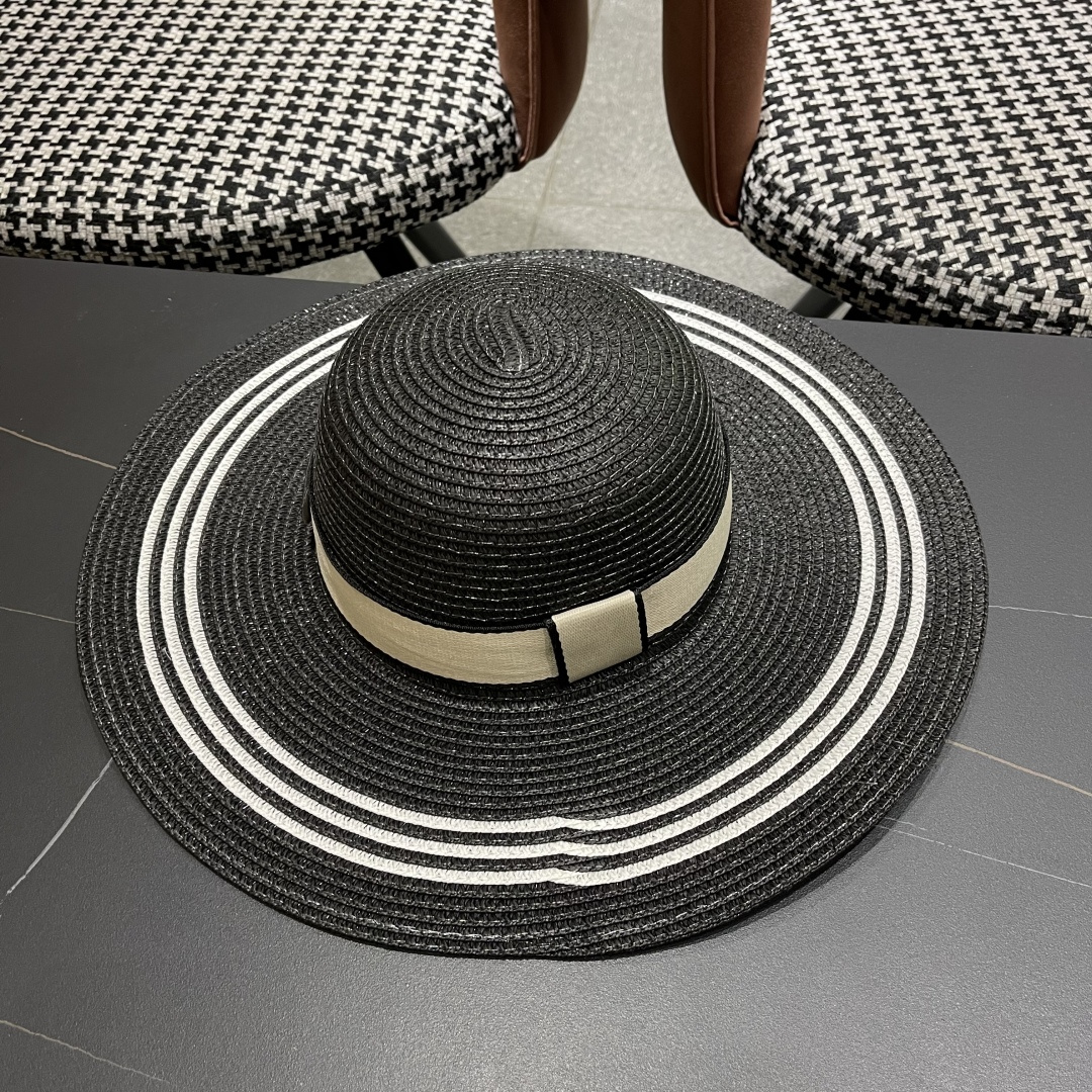  赛琳celine～新款大檐遮阳防晒草帽
炎炎夏日出街必备防晒单品，
海边约起也妥妥滴，透气棉四季可佩戴