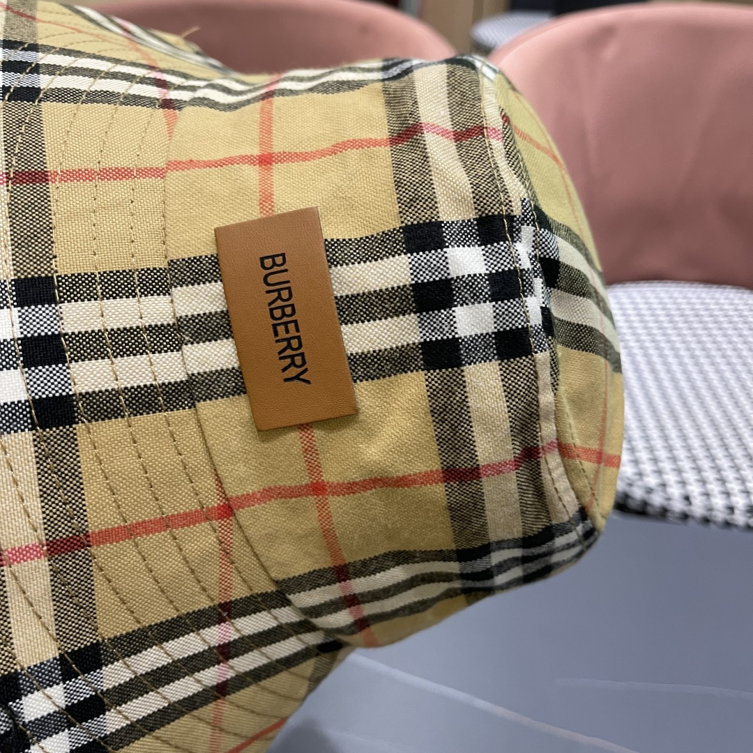 Burberry（巴宝莉） 渔夫帽 棒球帽 专柜热卖款纯棉内里，轻盈透气。完美版型，对格精准无误，原厂品