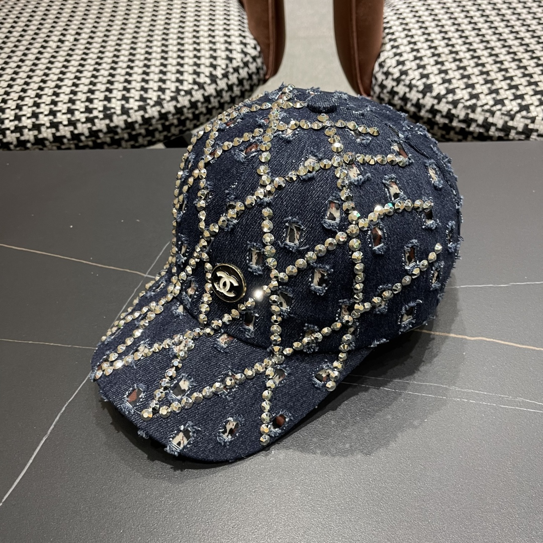  香奈儿CHANEL夏季潮牌破洞牛仔帽女士水钻帽子复古硬顶棒球帽
透气遮阳鸭舌帽女