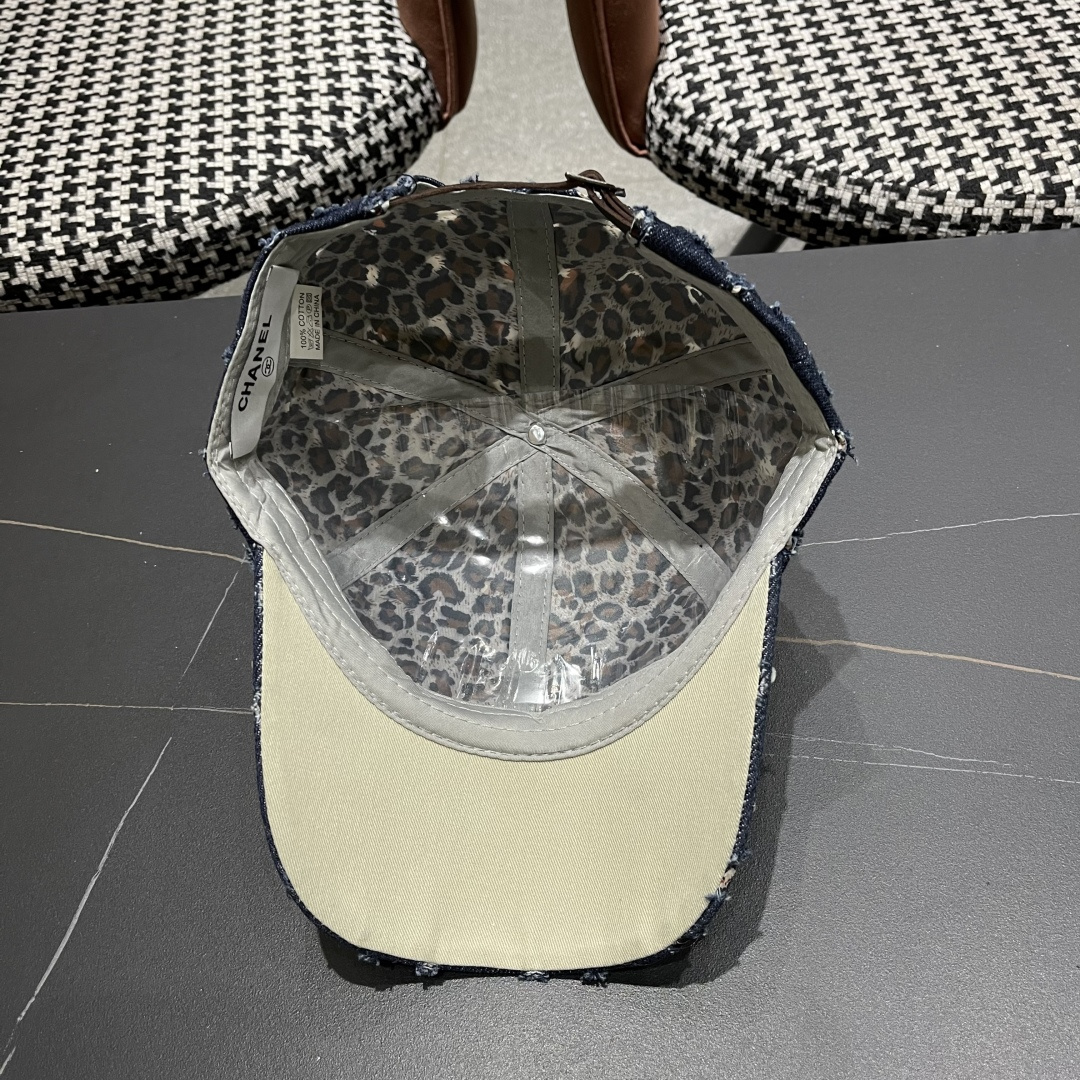  香奈儿CHANEL夏季潮牌破洞牛仔帽女士水钻帽子复古硬顶棒球帽
透气遮阳鸭舌帽女