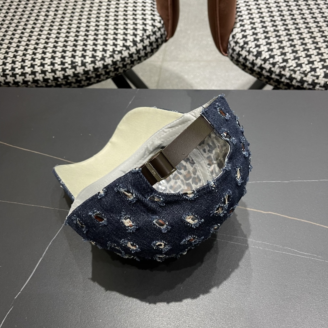  香奈儿CHANEL夏季潮牌破洞牛仔帽女士水钻帽子复古硬顶棒球帽
透气遮阳鸭舌帽女