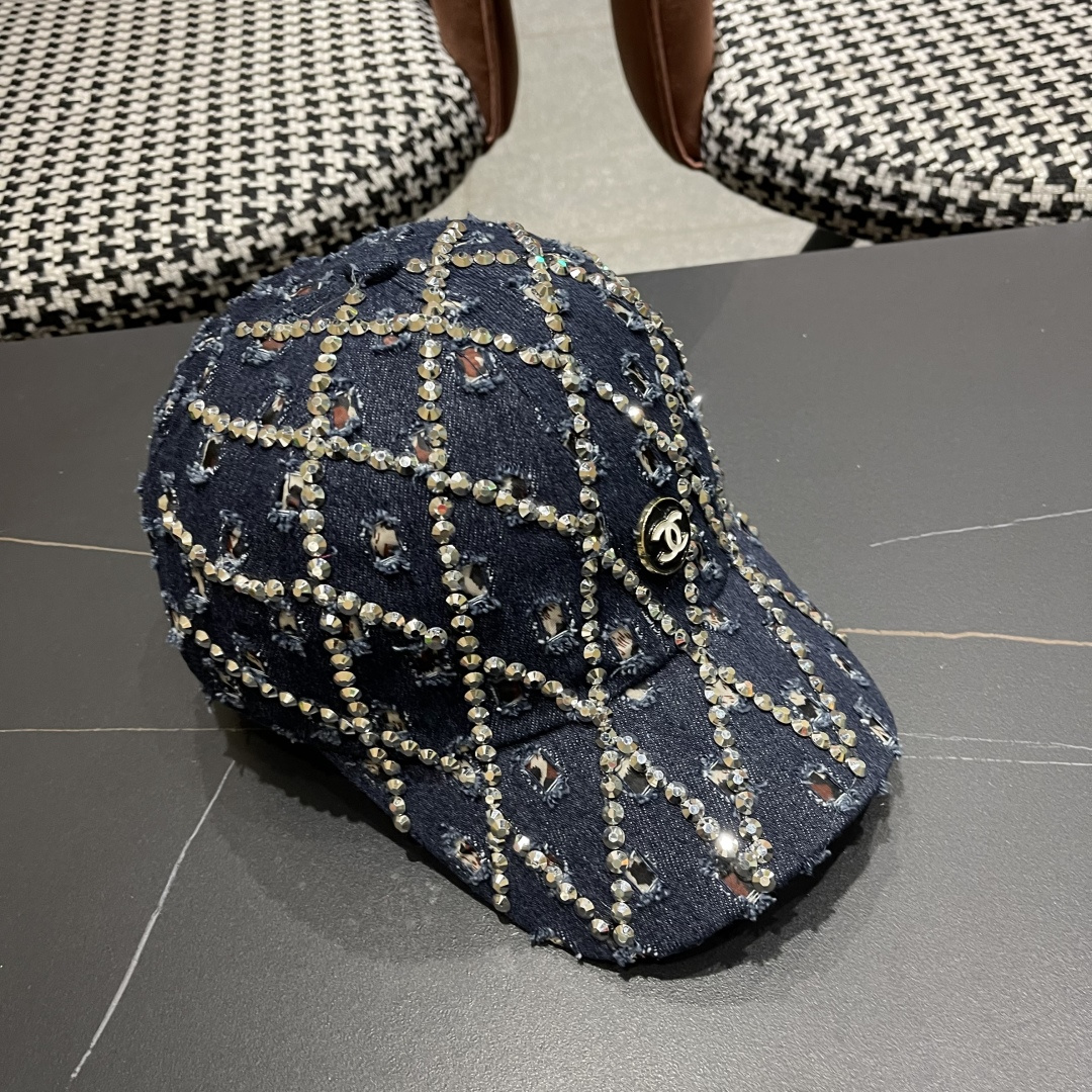  香奈儿CHANEL夏季潮牌破洞牛仔帽女士水钻帽子复古硬顶棒球帽
透气遮阳鸭舌帽女