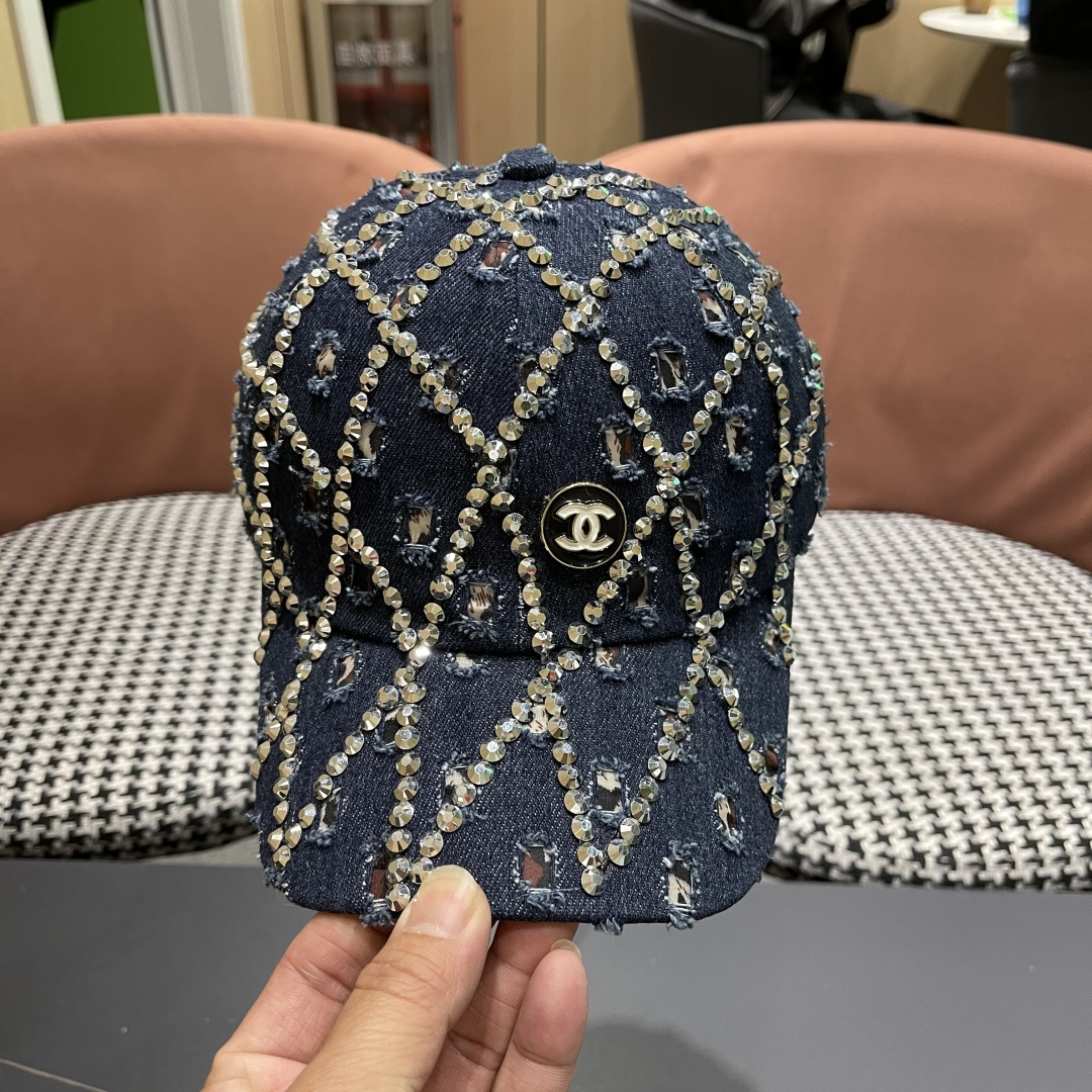  香奈儿CHANEL夏季潮牌破洞牛仔帽女士水钻帽子复古硬顶棒球帽
透气遮阳鸭舌帽女