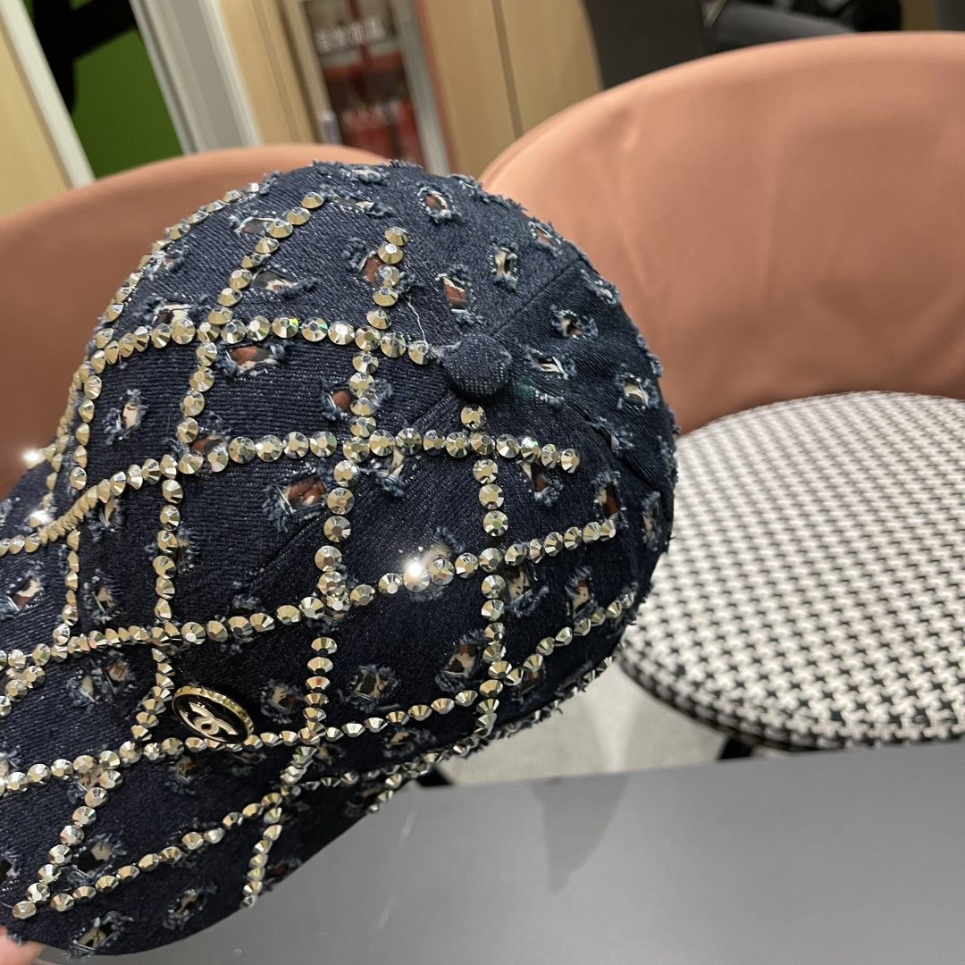  香奈儿CHANEL夏季潮牌破洞牛仔帽女士水钻帽子复古硬顶棒球帽
透气遮阳鸭舌帽女