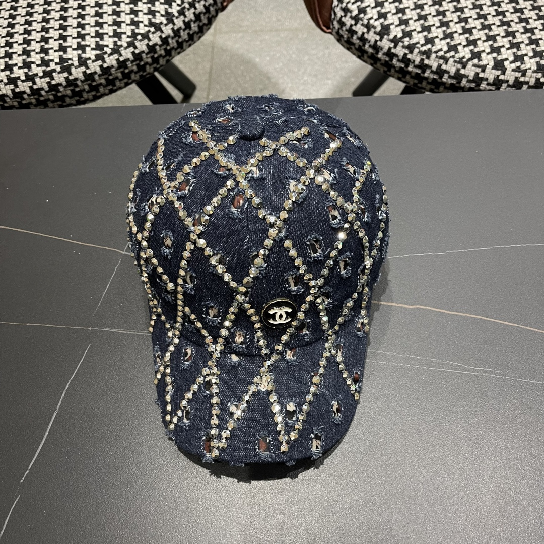  香奈儿CHANEL夏季潮牌破洞牛仔帽女士水钻帽子复古硬顶棒球帽
透气遮阳鸭舌帽女