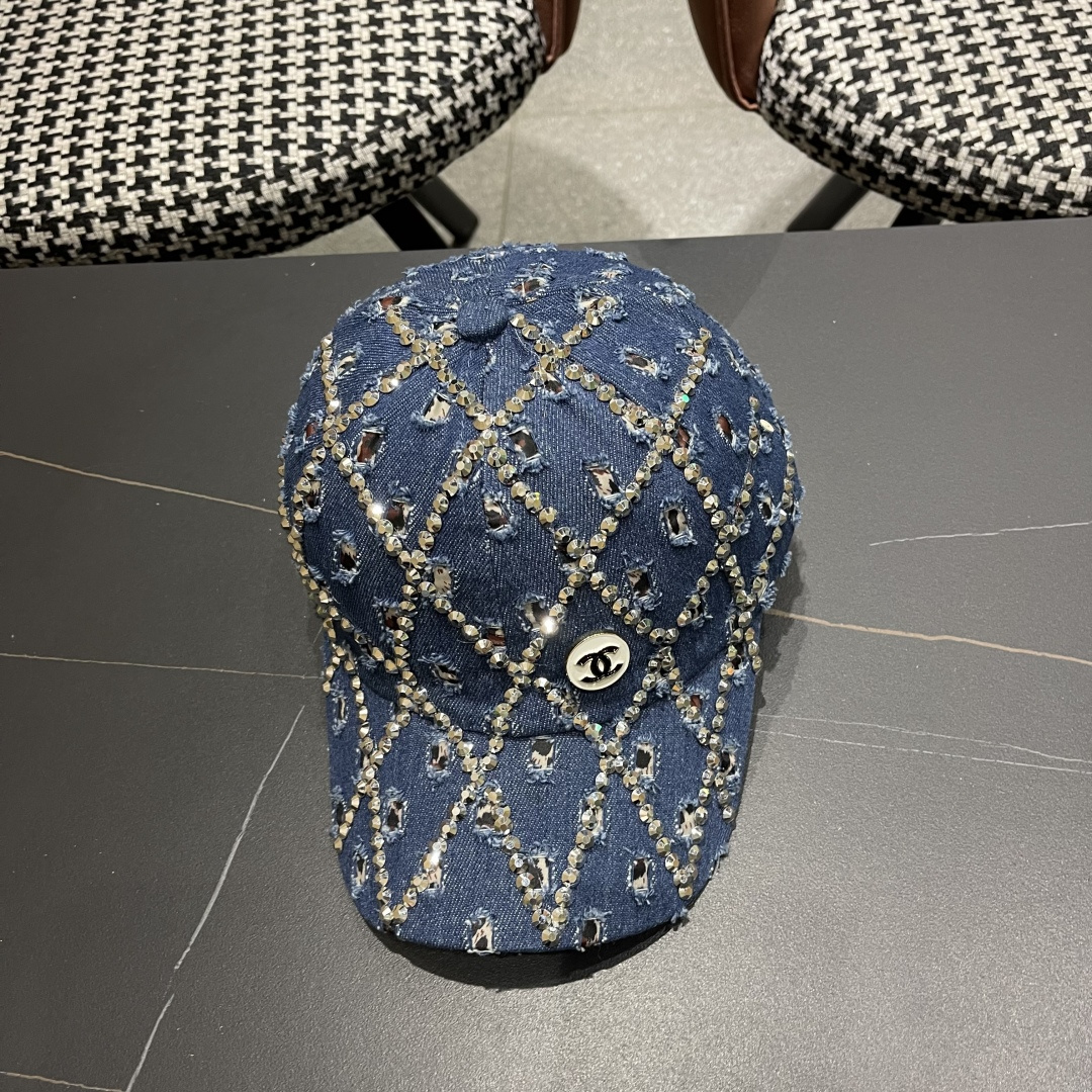  香奈儿CHANEL夏季潮牌破洞牛仔帽女士水钻帽子复古硬顶棒球帽
透气遮阳鸭舌帽女