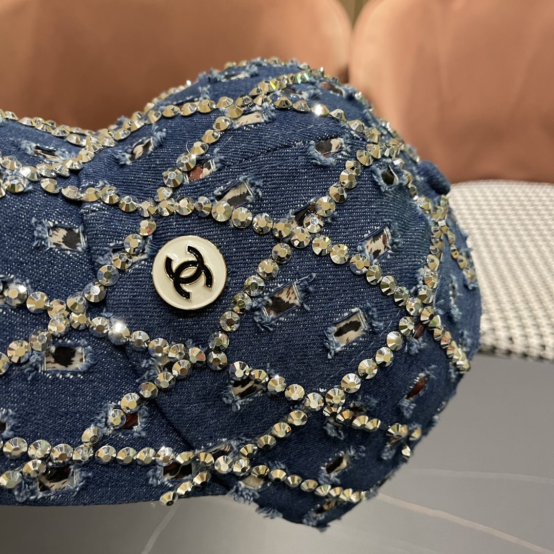  香奈儿CHANEL夏季潮牌破洞牛仔帽女士水钻帽子复古硬顶棒球帽
透气遮阳鸭舌帽女