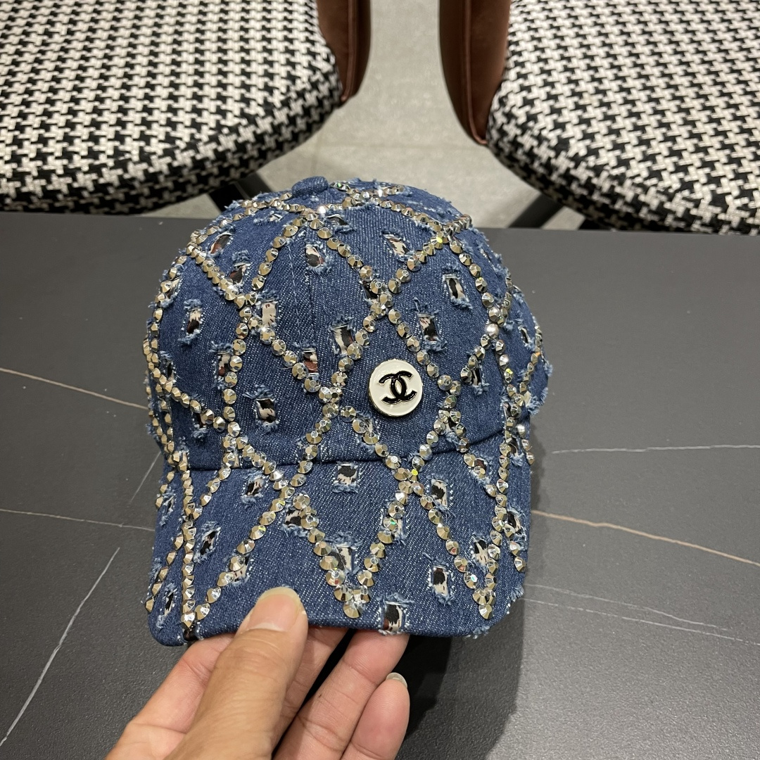  香奈儿CHANEL夏季潮牌破洞牛仔帽女士水钻帽子复古硬顶棒球帽
透气遮阳鸭舌帽女