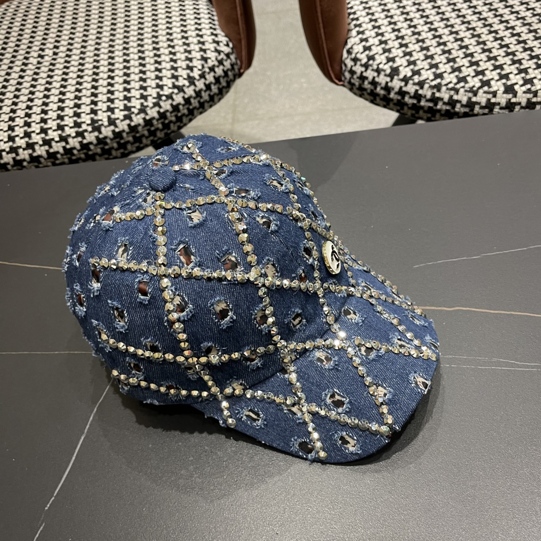  香奈儿CHANEL夏季潮牌破洞牛仔帽女士水钻帽子复古硬顶棒球帽
透气遮阳鸭舌帽女