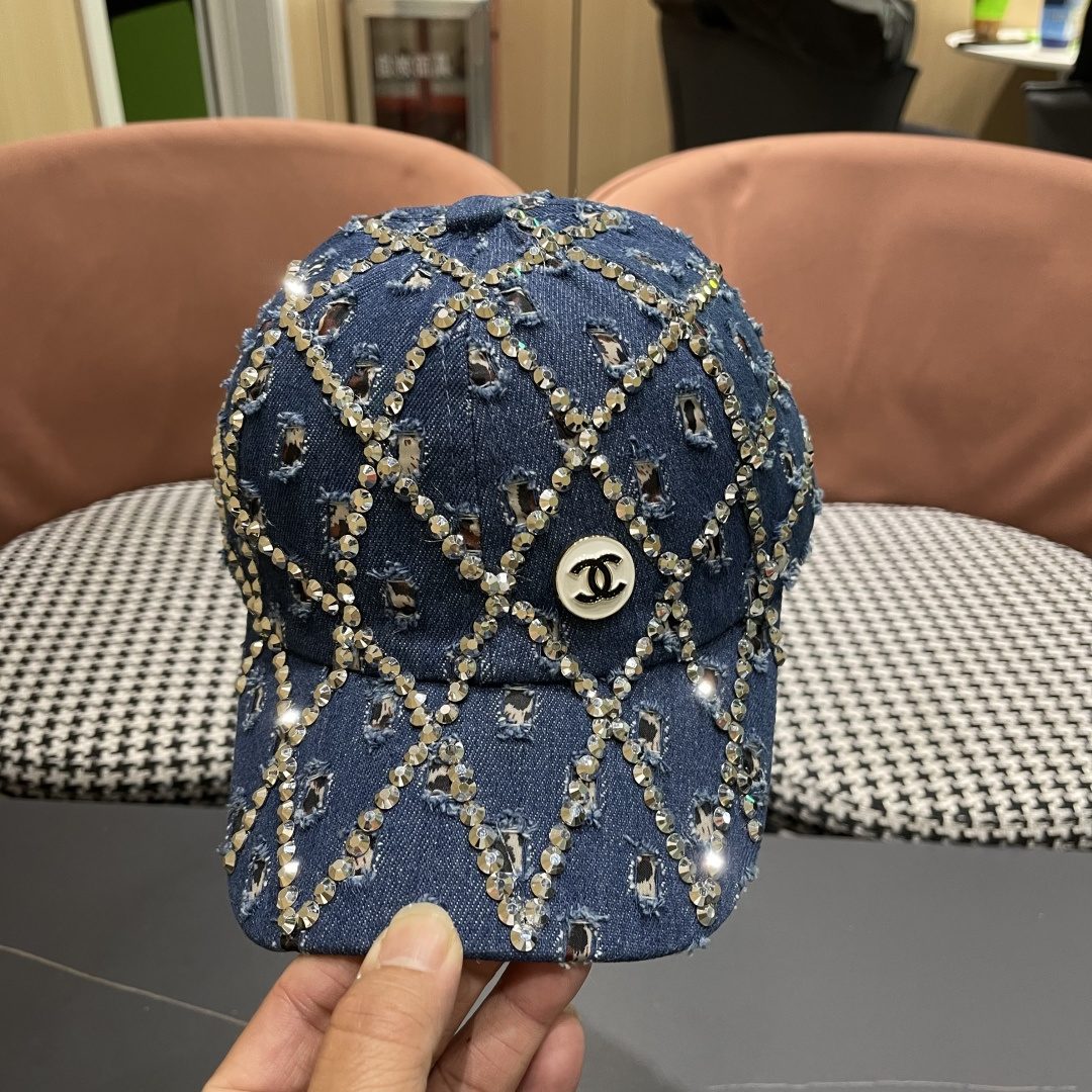 香奈儿CHANEL夏季潮牌破洞牛仔帽女士水钻帽子复古硬顶棒球帽
透气遮阳鸭舌帽女