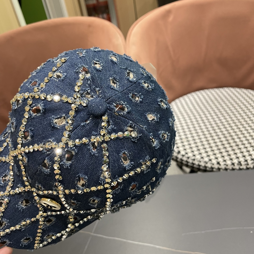  香奈儿CHANEL夏季潮牌破洞牛仔帽女士水钻帽子复古硬顶棒球帽
透气遮阳鸭舌帽女