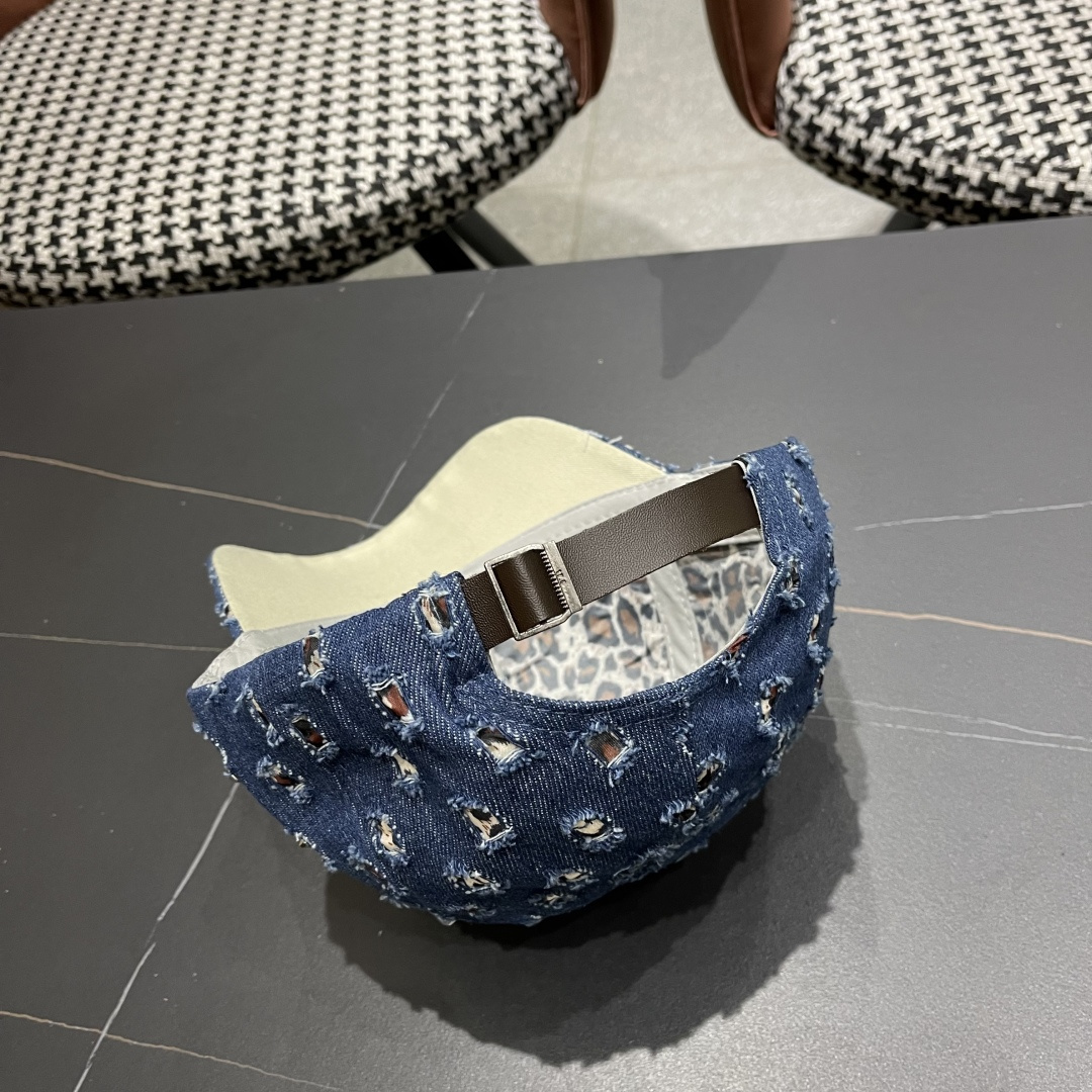  香奈儿CHANEL夏季潮牌破洞牛仔帽女士水钻帽子复古硬顶棒球帽
透气遮阳鸭舌帽女