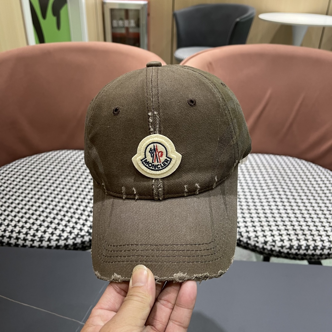  蒙口moncler的春季棒球帽，四季都通用👍 特调的帽型就是又挺拔 闭眼入阿铁子们❗️