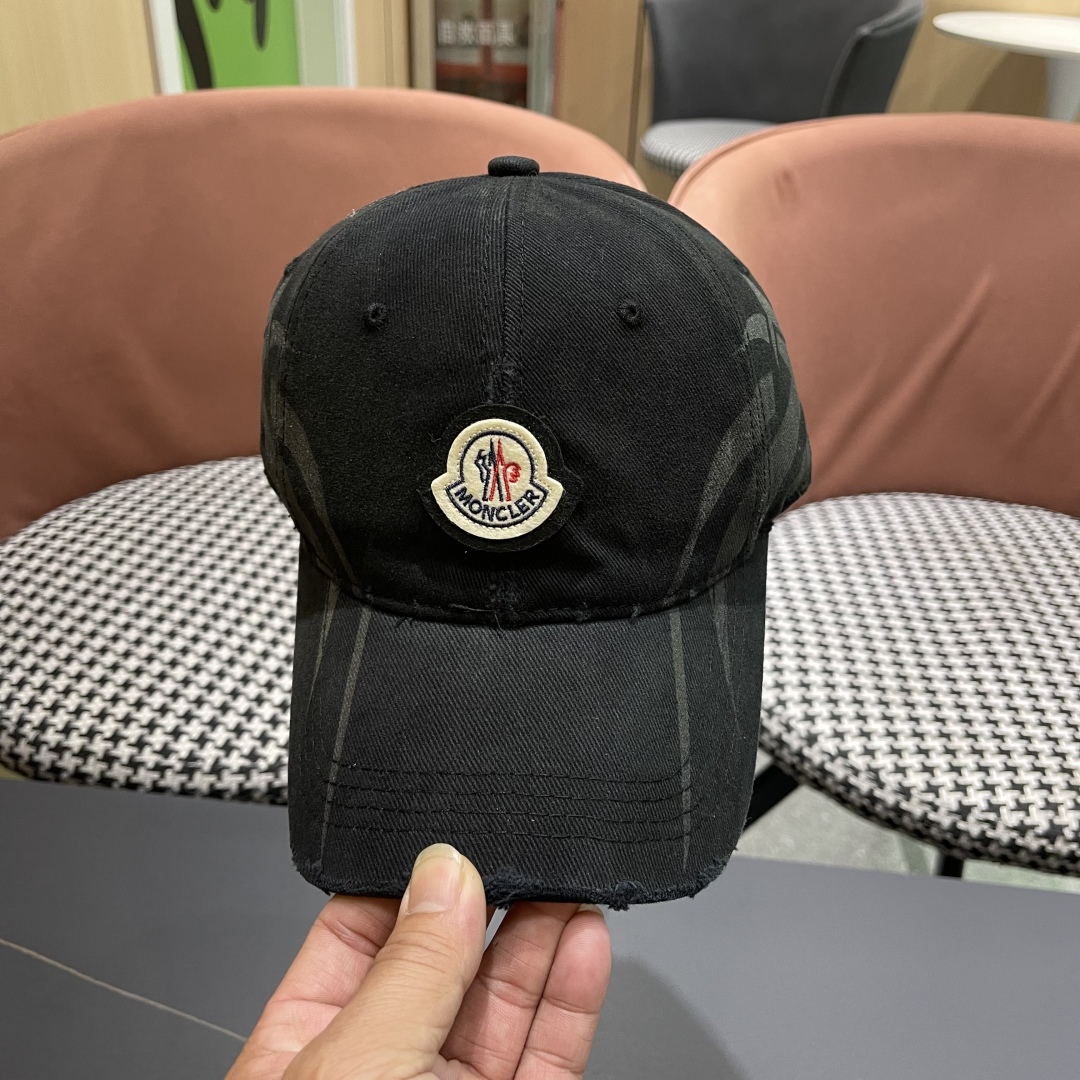  蒙口moncler的春季棒球帽，四季都通用👍 特调的帽型就是又挺拔 闭眼入阿铁子们❗️