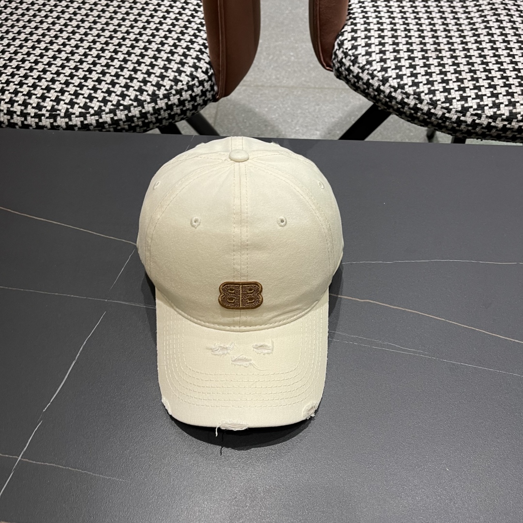  BALENCIAGA巴黎世家2025新款破洞系列棒球帽，很酷的色系，巴黎粉必入款！