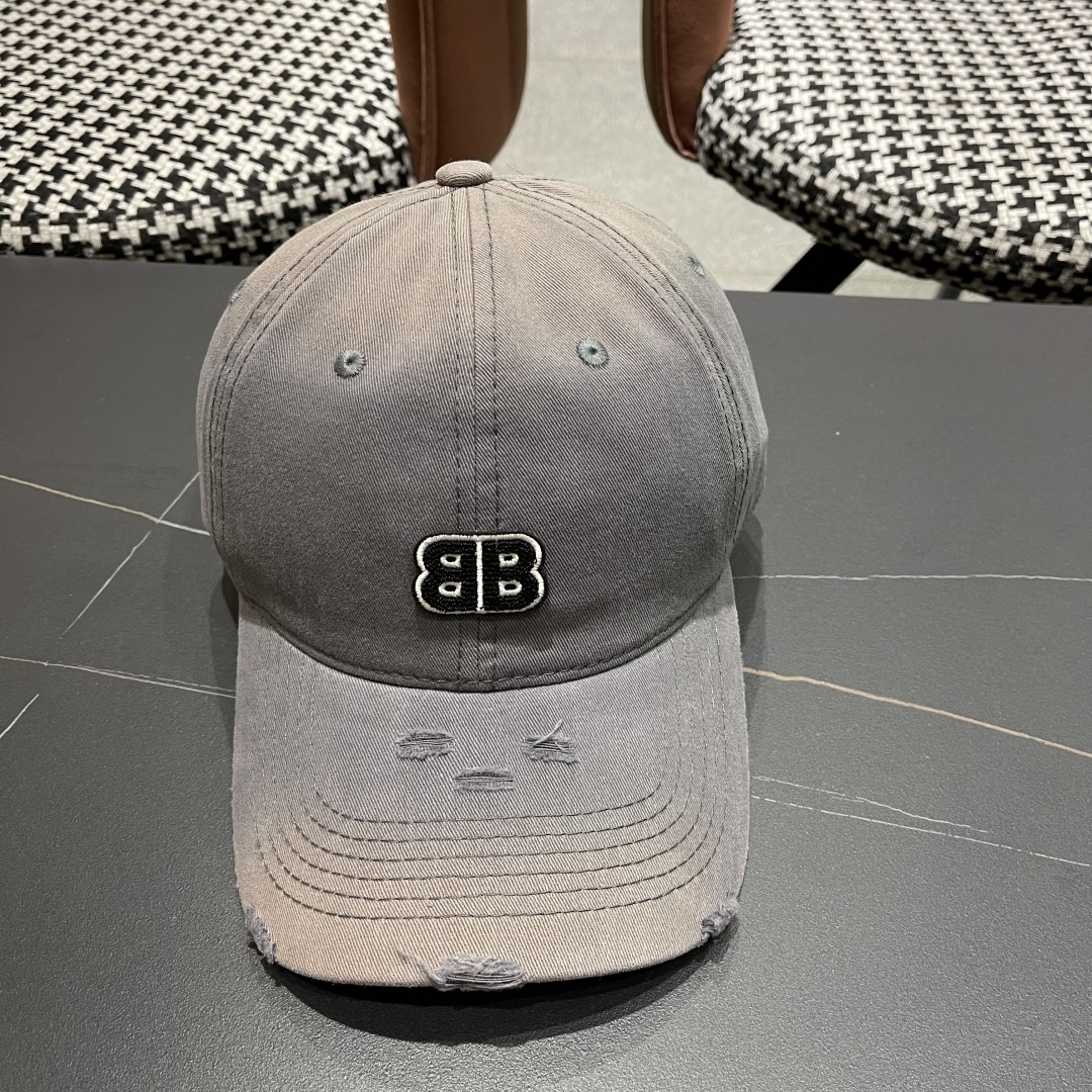  BALENCIAGA巴黎世家2025新款破洞系列棒球帽，很酷的色系，巴黎粉必入款！