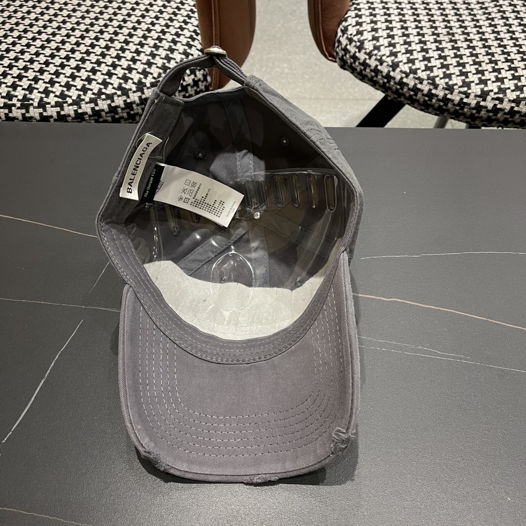  BALENCIAGA巴黎世家2025新款破洞系列棒球帽，很酷的色系，巴黎粉必入款！