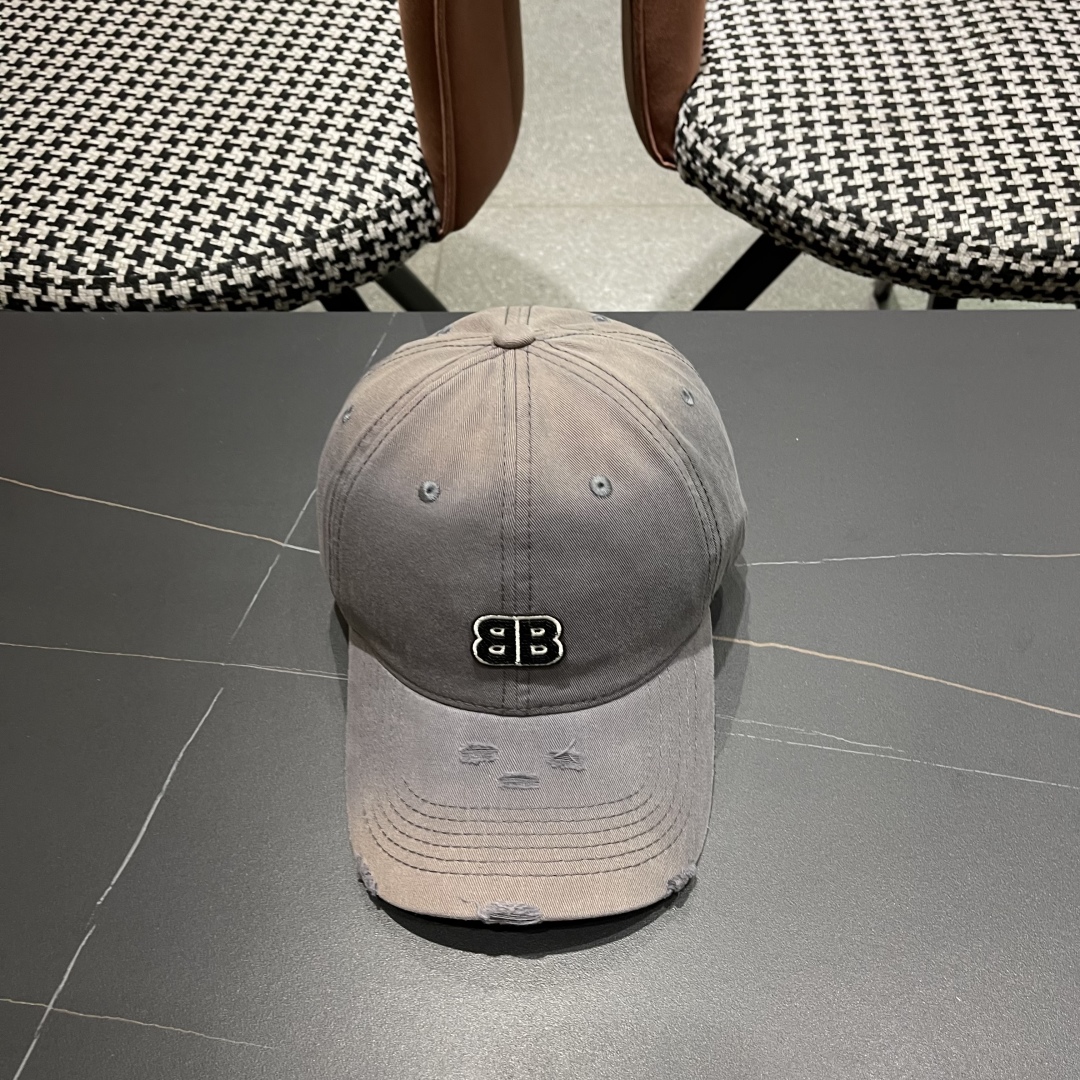 BALENCIAGA巴黎世家2025新款破洞系列棒球帽，很酷的色系，巴黎粉必入款！