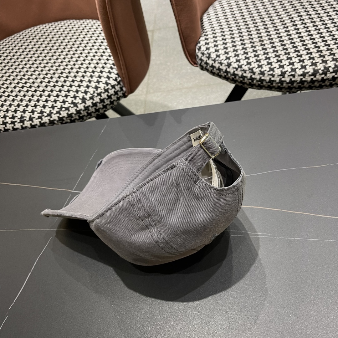  BALENCIAGA巴黎世家2025新款破洞系列棒球帽，很酷的色系，巴黎粉必入款！