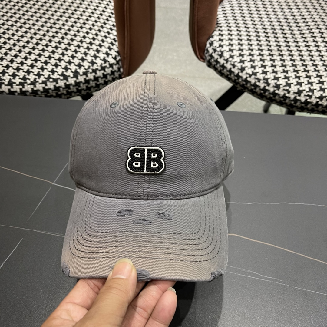 BALENCIAGA巴黎世家2025新款破洞系列棒球帽，很酷的色系，巴黎粉必入款！