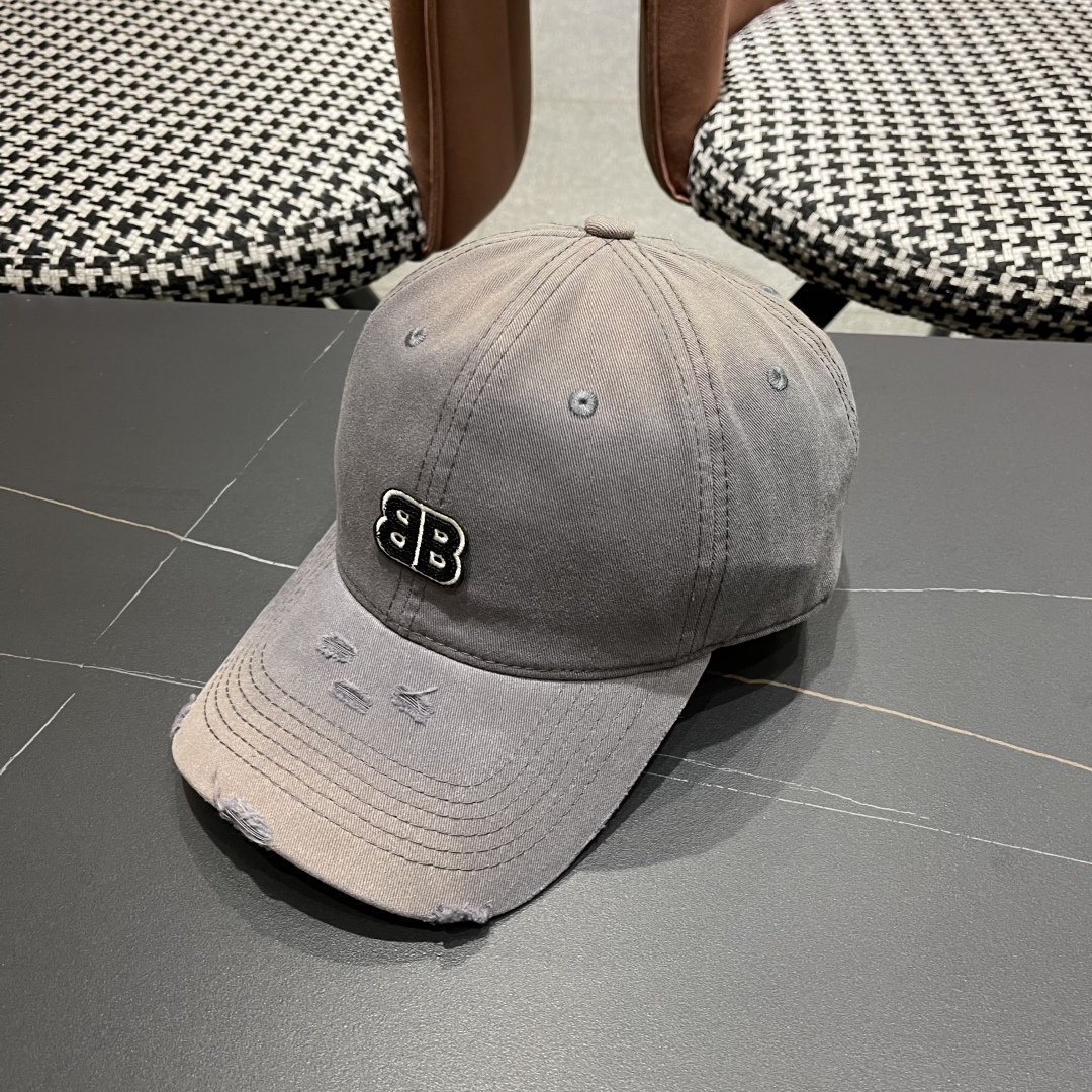  BALENCIAGA巴黎世家2025新款破洞系列棒球帽，很酷的色系，巴黎粉必入款！