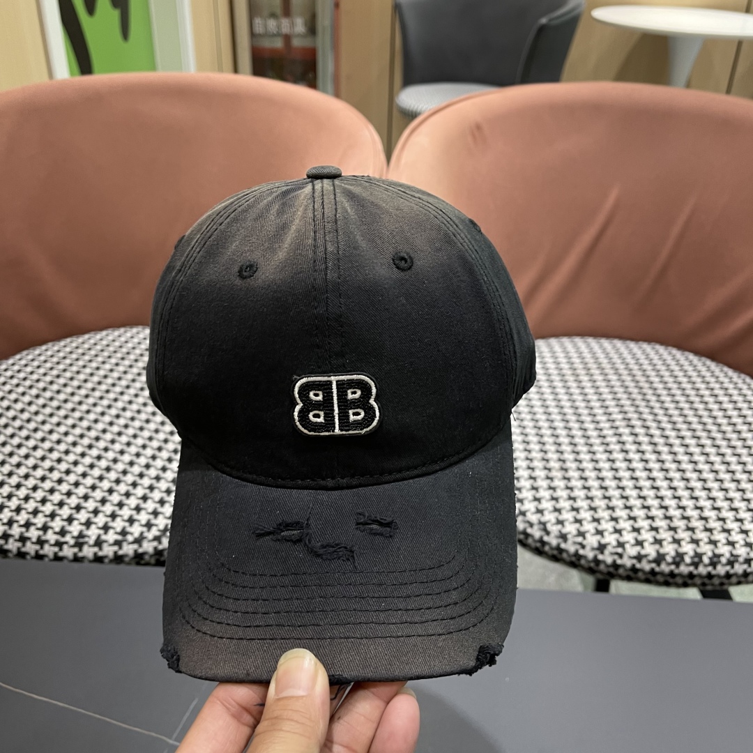  BALENCIAGA巴黎世家2025新款破洞系列棒球帽，很酷的色系，巴黎粉必入款！