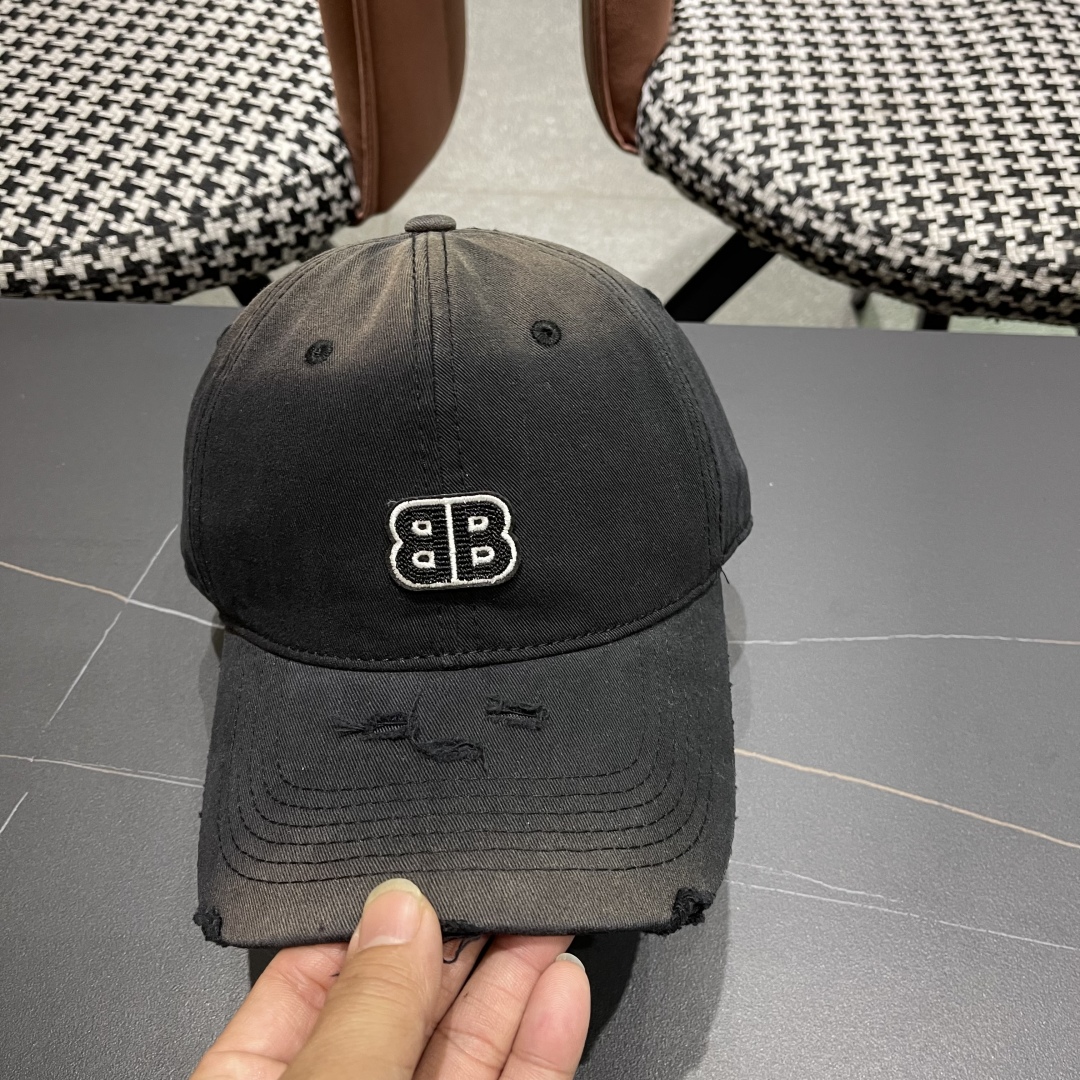  BALENCIAGA巴黎世家2025新款破洞系列棒球帽，很酷的色系，巴黎粉必入款！