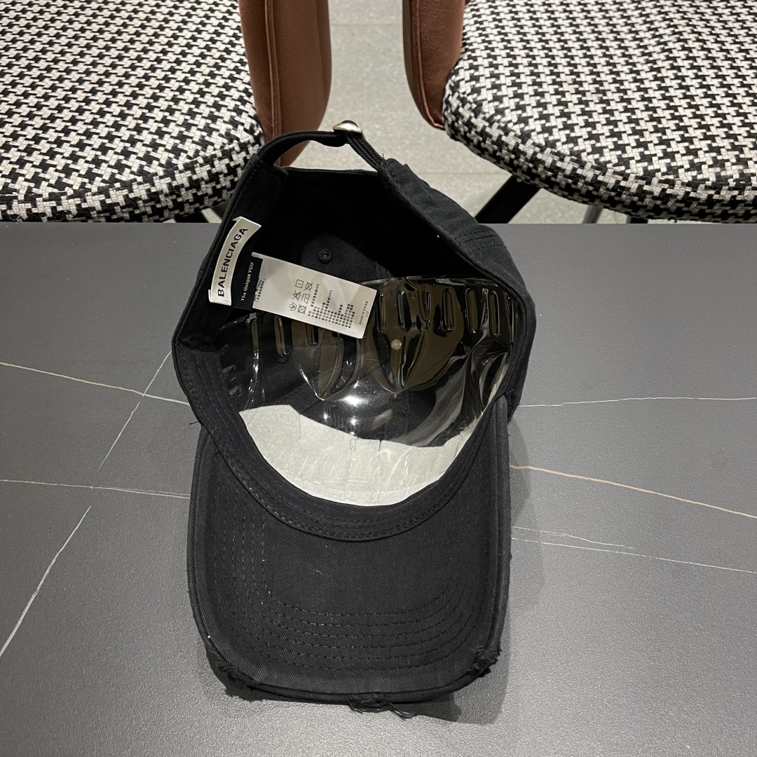  BALENCIAGA巴黎世家2025新款破洞系列棒球帽，很酷的色系，巴黎粉必入款！
