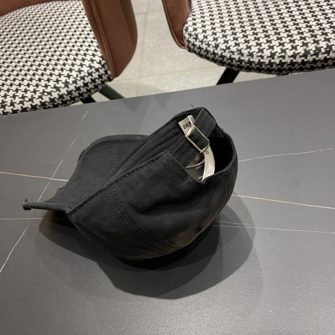  BALENCIAGA巴黎世家2025新款破洞系列棒球帽，很酷的色系，巴黎粉必入款！