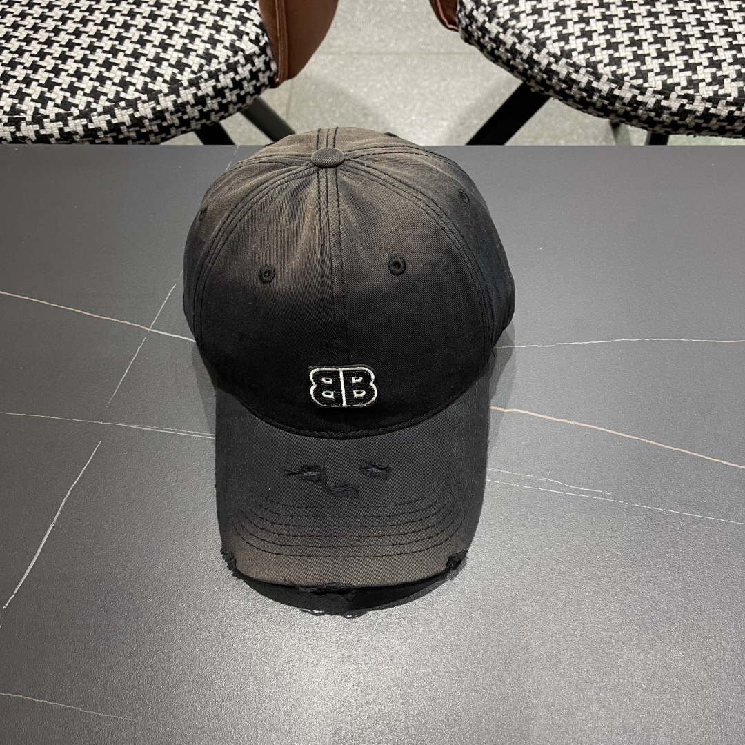 BALENCIAGA巴黎世家2025新款破洞系列棒球帽，很酷的色系，巴黎粉必入款！