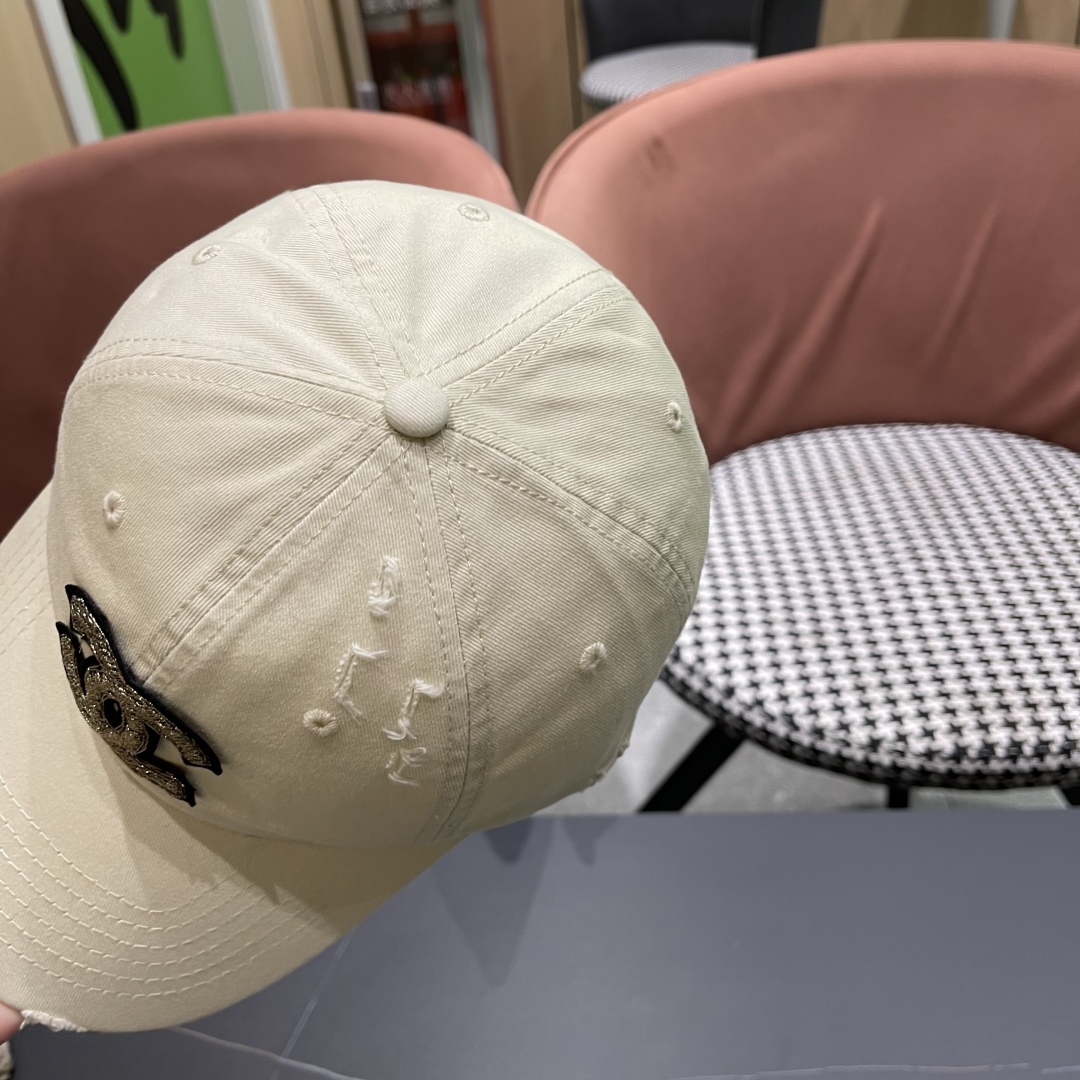  香奈儿CHANEL 2025新款小破洞棒球帽，小香logo经典简约，时尚休闲设计 跑量新品