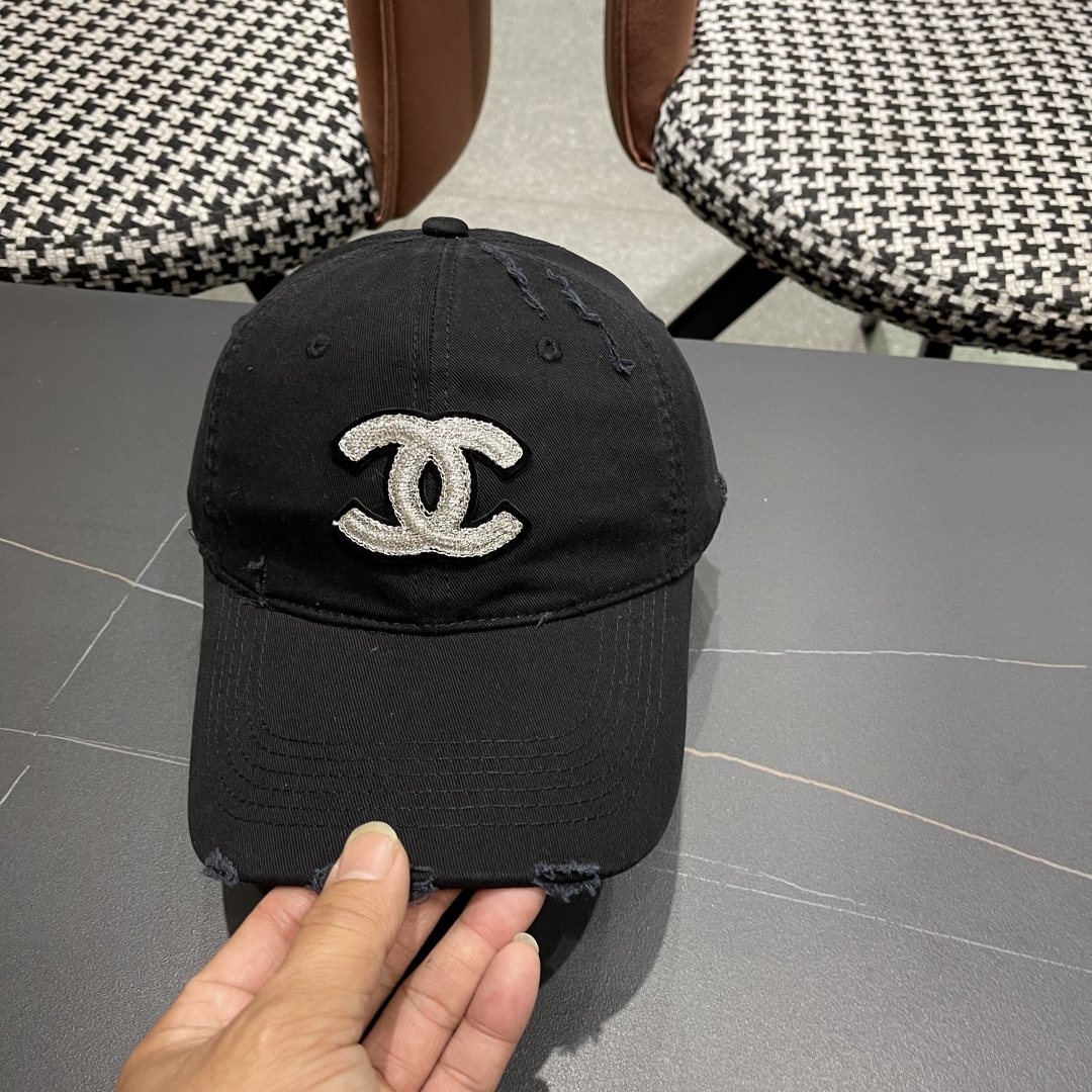  香奈儿CHANEL 2025新款小破洞棒球帽，小香logo经典简约，时尚休闲设计 跑量新品