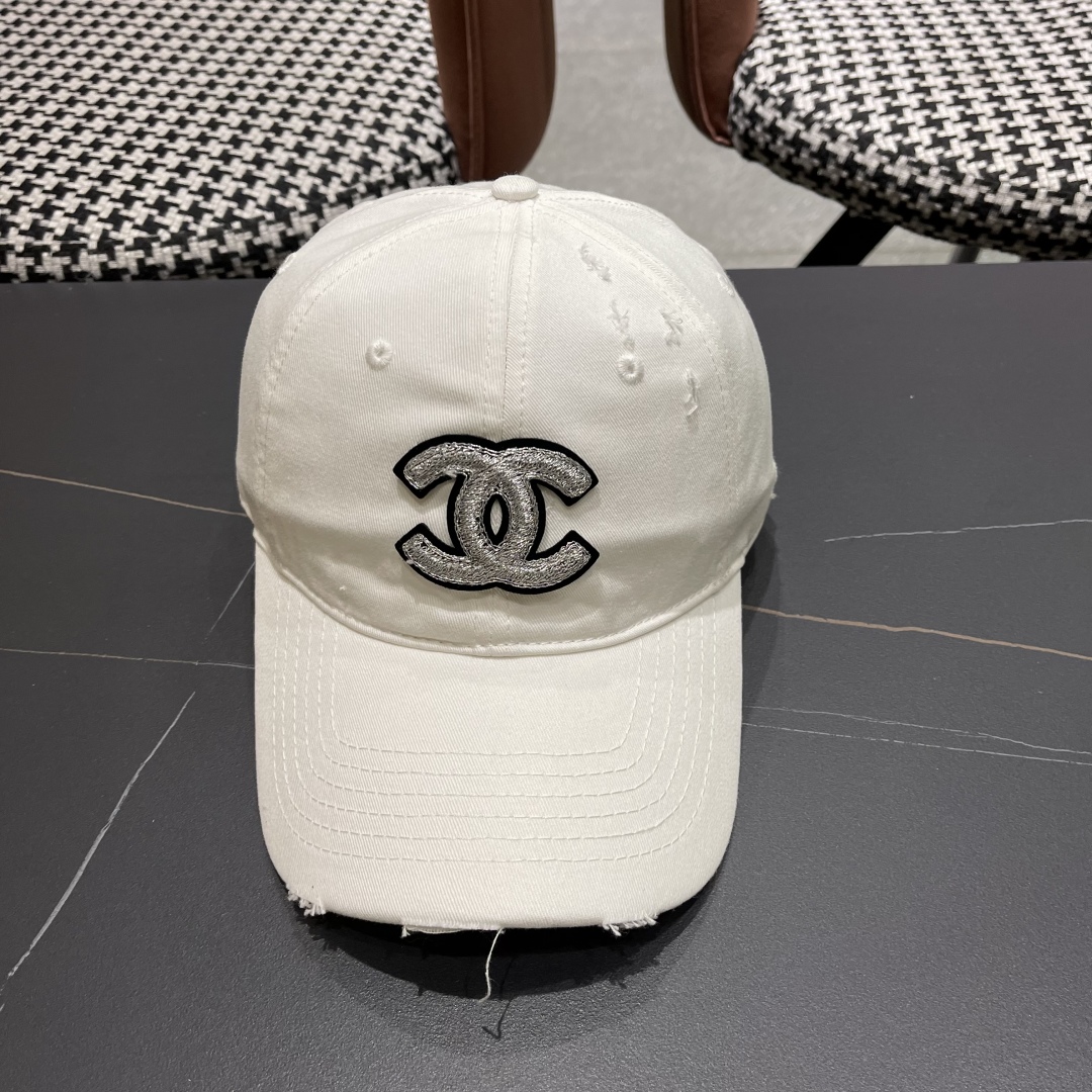  香奈儿CHANEL 2025新款小破洞棒球帽，小香logo经典简约，时尚休闲设计 跑量新品
