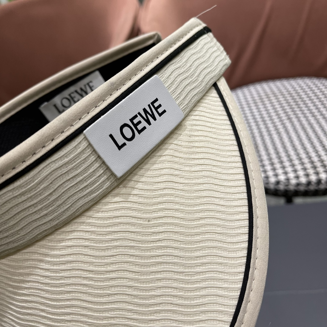 罗意威LOEWE新款空顶帽,夏天的你需要一顶与众不同的帽子去眼压群芳，这款气质空顶帽就很适合！