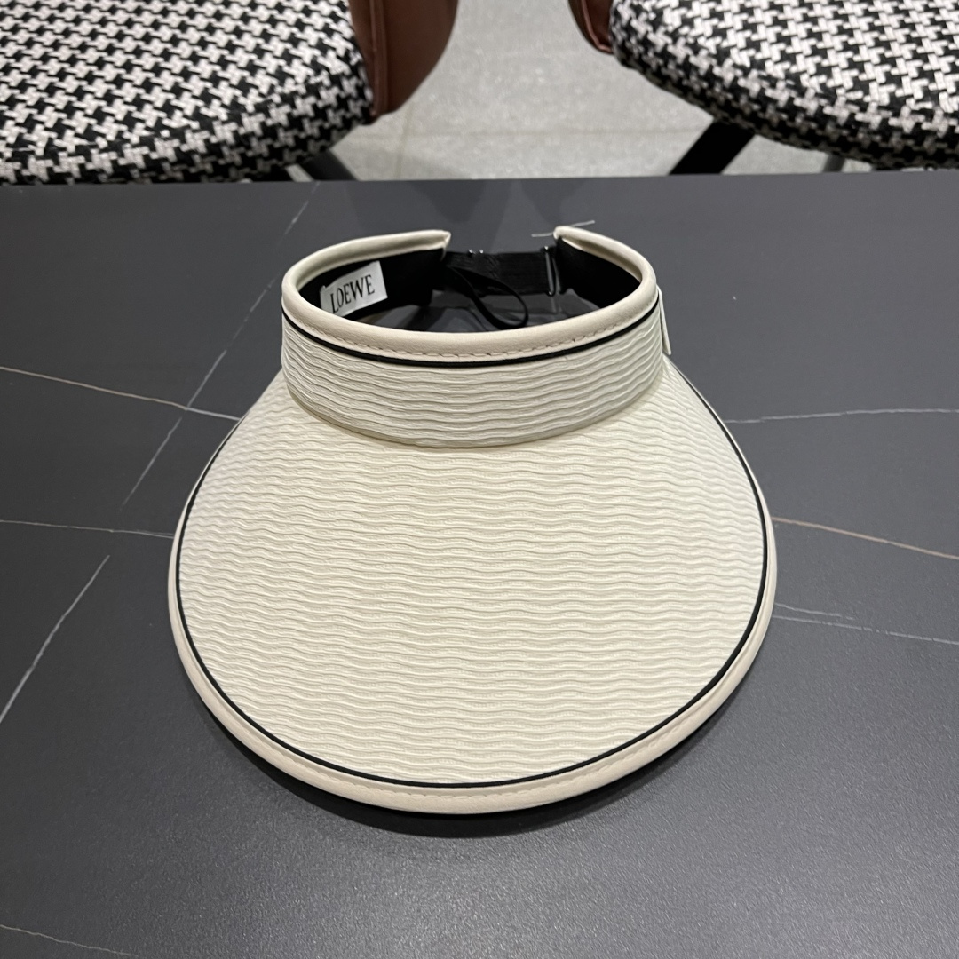 罗意威LOEWE新款空顶帽,夏天的你需要一顶与众不同的帽子去眼压群芳，这款气质空顶帽就很适合！