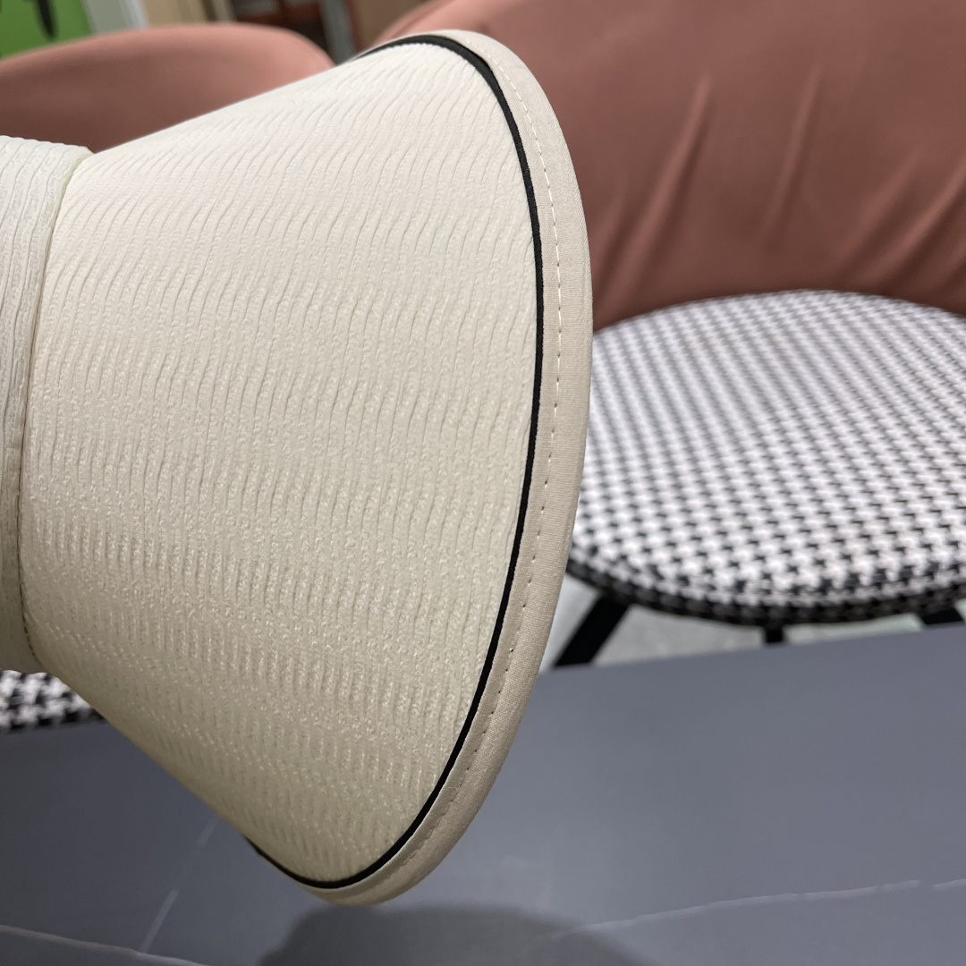 罗意威LOEWE新款空顶帽,夏天的你需要一顶与众不同的帽子去眼压群芳，这款气质空顶帽就很适合！