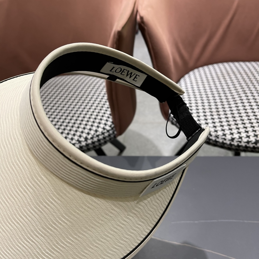 罗意威LOEWE新款空顶帽,夏天的你需要一顶与众不同的帽子去眼压群芳，这款气质空顶帽就很适合！